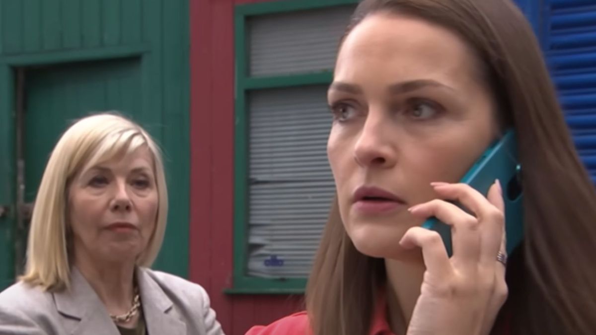 What was Blue's threat in Hollyoaks?