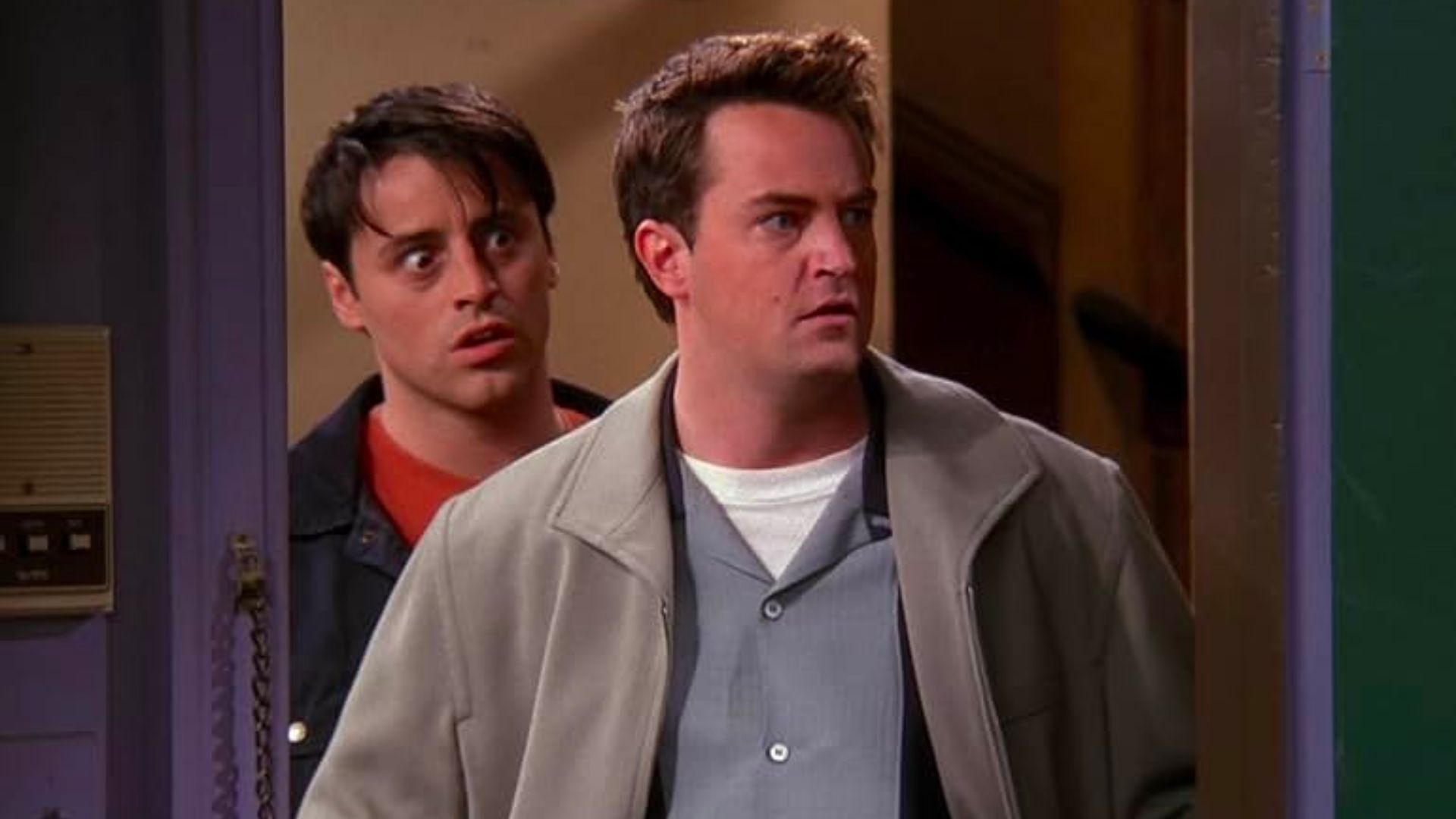 Matt LeBlanc and Matthew Perry in Friends | Image via Netflix