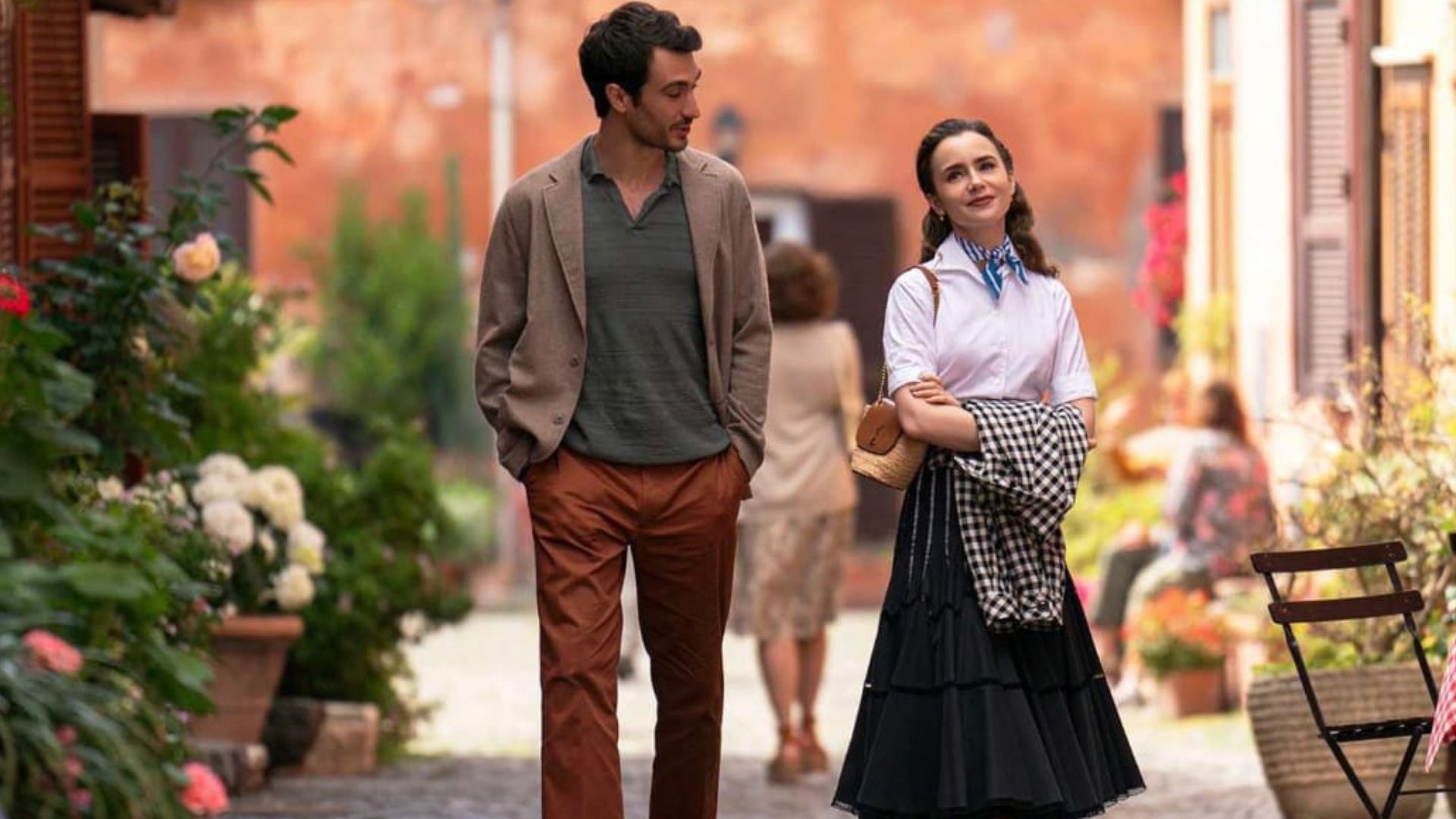 The couple walking on the streets of Rome (Image Source: Netflix)