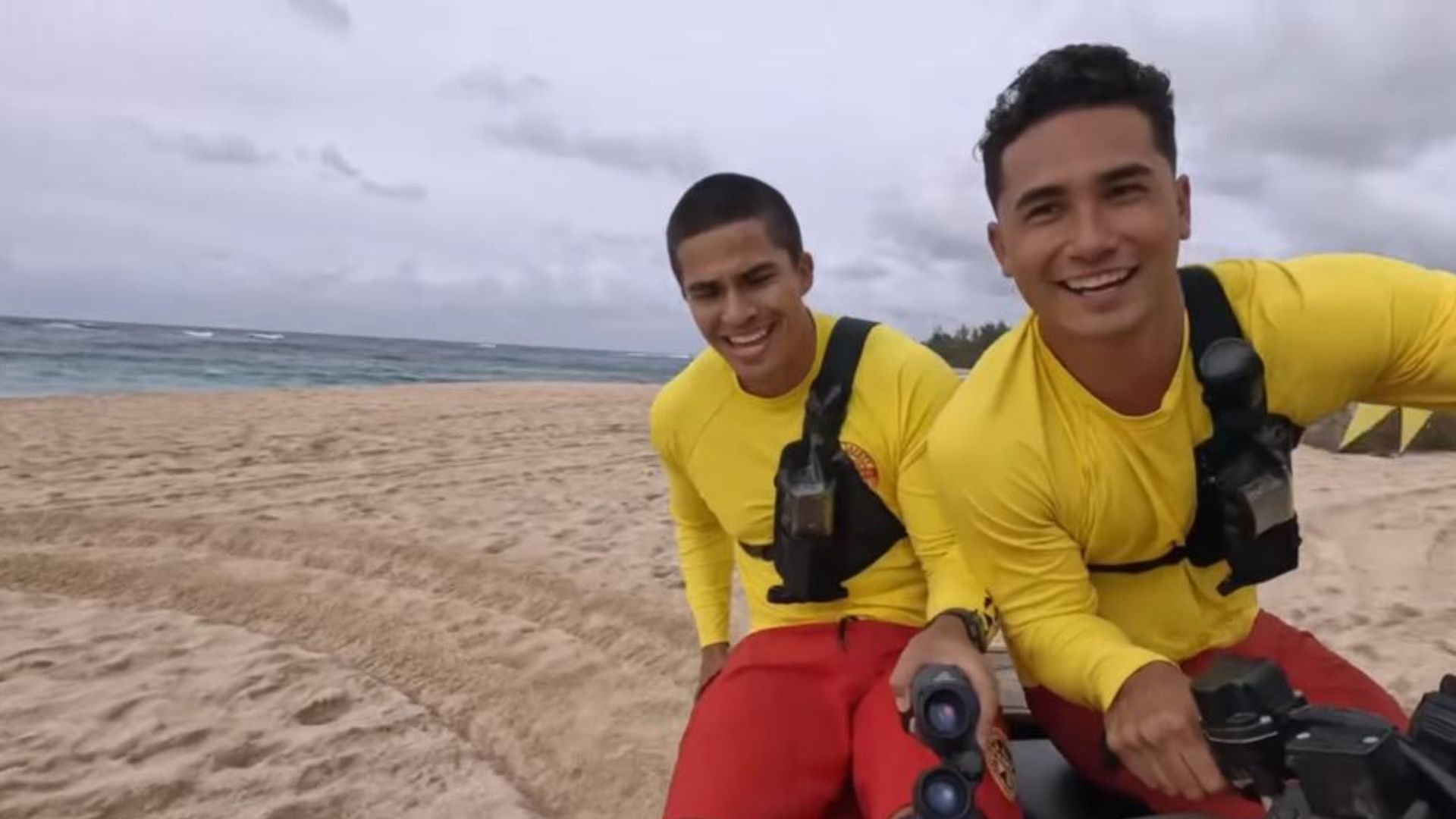 The series tells the story of a group of lifeguards who keep the beachgoers safe while trying to keep problems in their own lives at bay | Image Source: Warner Bros. Television and Fox Entertainment