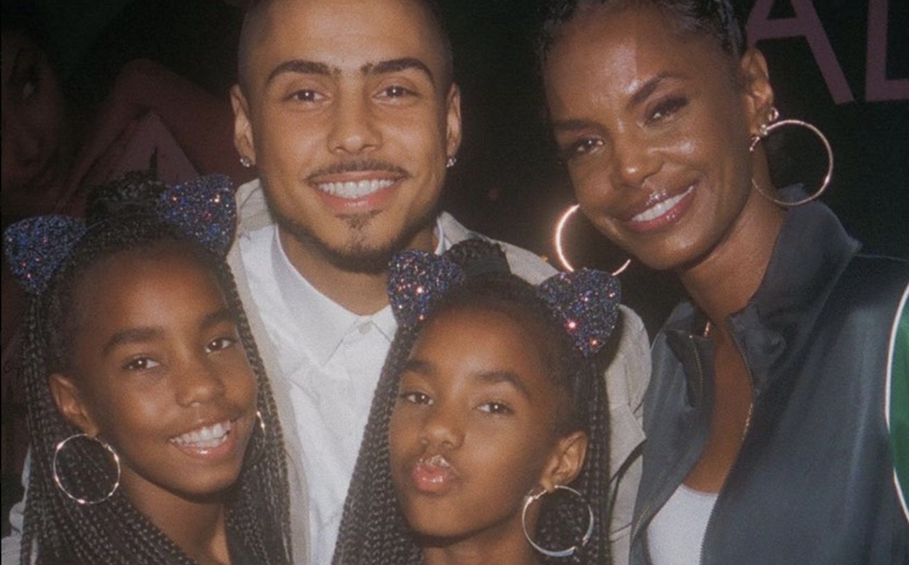 Kim Porter with her son and twin daughters (Image via X/@combstwins)