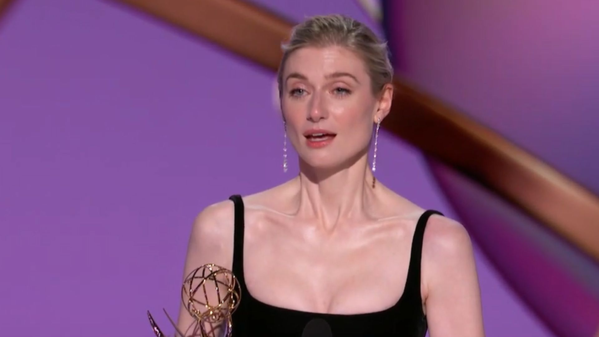 Elizabeth Debicki winning the Emmy for The Crown l Via: Hulu