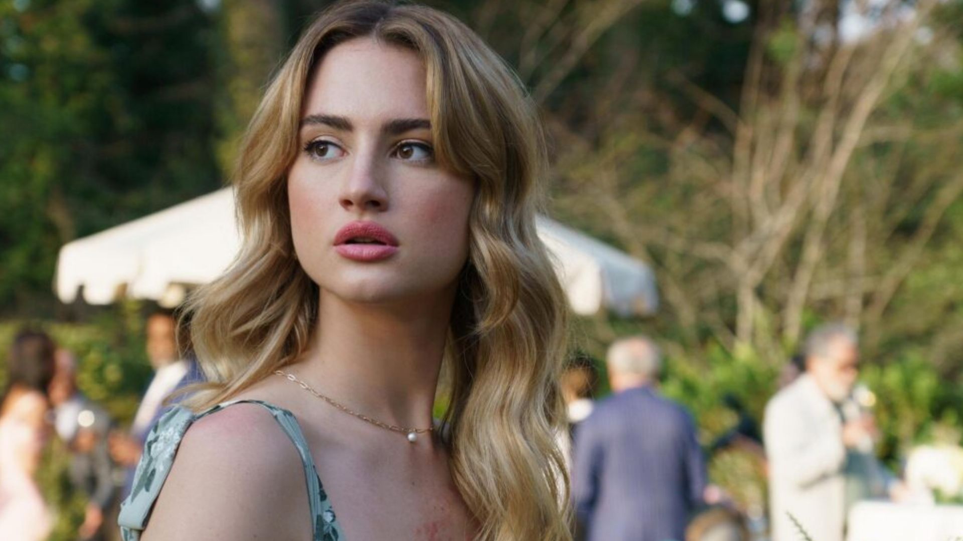 Grace Van Patten as Lucy Albright (Image Source: Hulu)