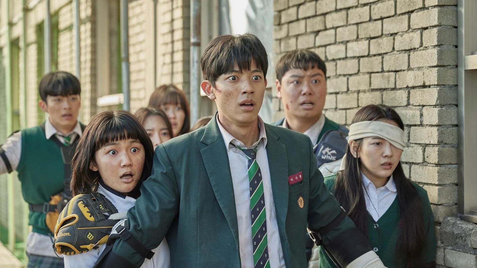 The students fight against the zombies (Image via Netflix)