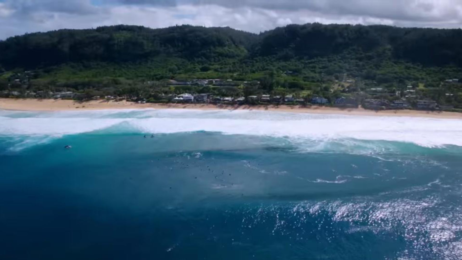 The series uses the entire North Shore coast for shooting, especially in scuba diving and surfing scenes | Image Source: Warner Bros. Television and FOX Entertainment