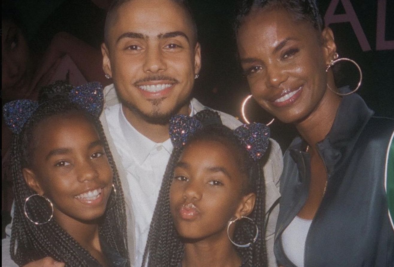 Kim Porter with three of her children she shares with Diddy (Image via X/@combstwins)