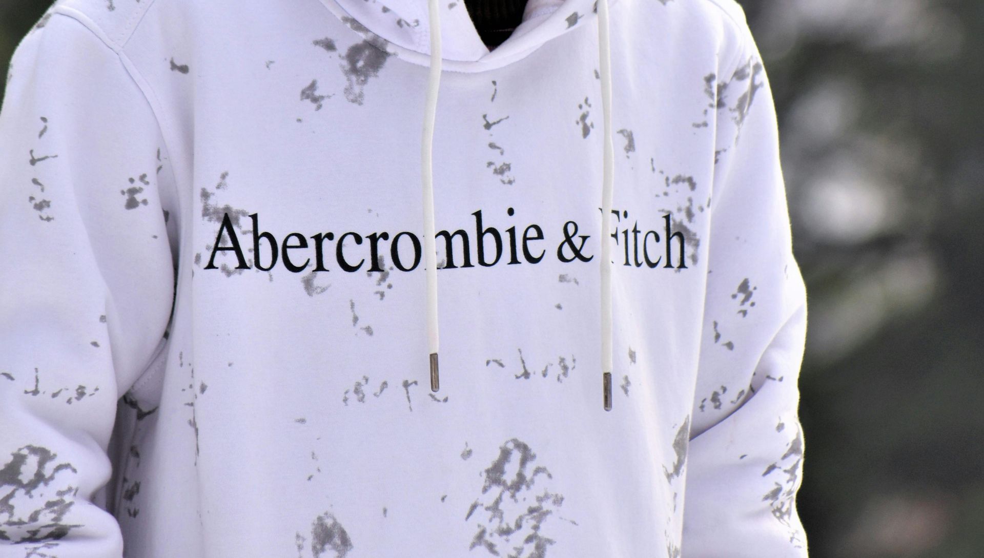 A Man Wearing an Abercrombie &amp; Fitch White Hoodie (Image via Pexels)