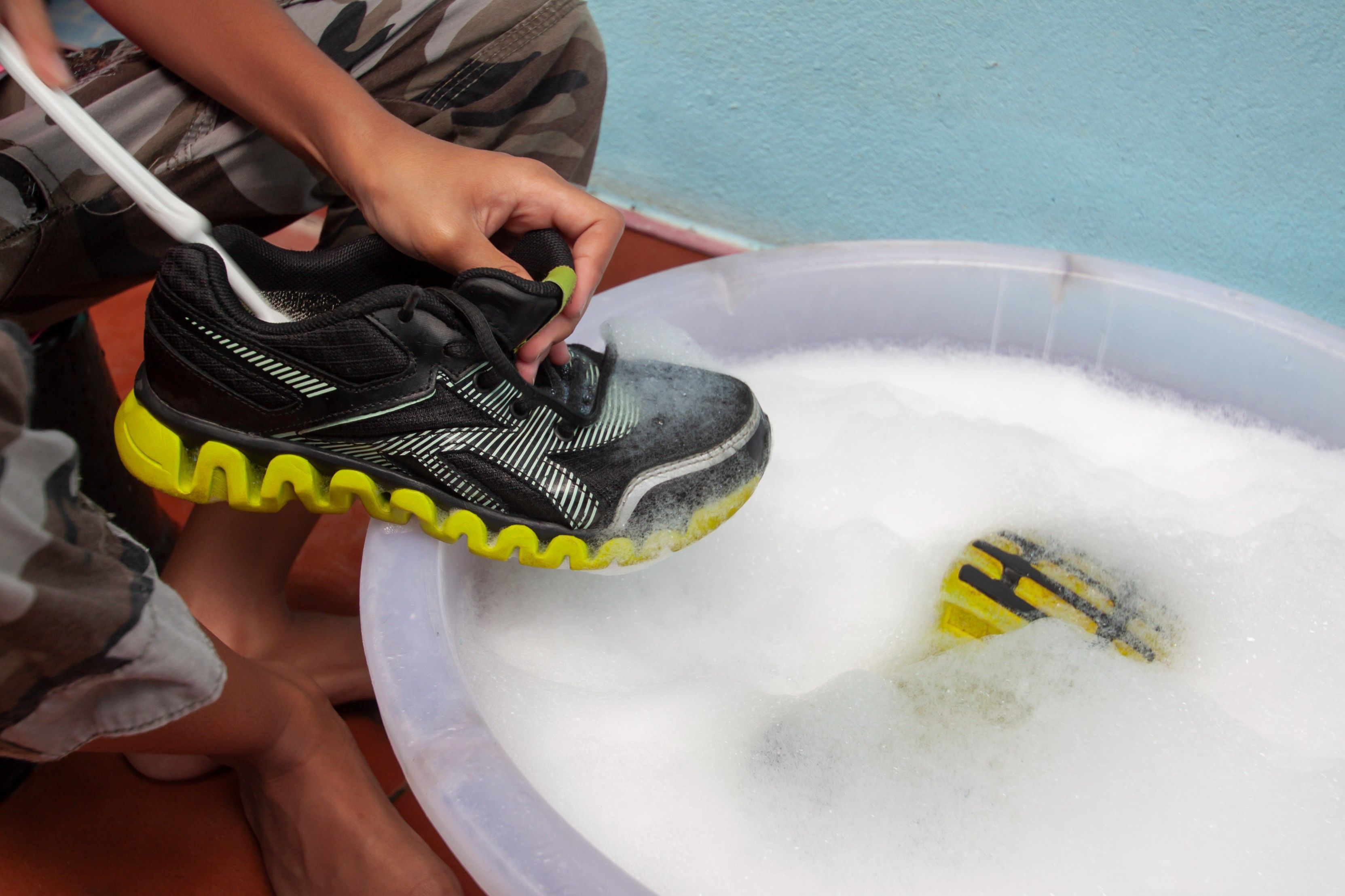 How do you wash sneakers without spoiling them? (Image via Vecteezy/ Tuktababy)