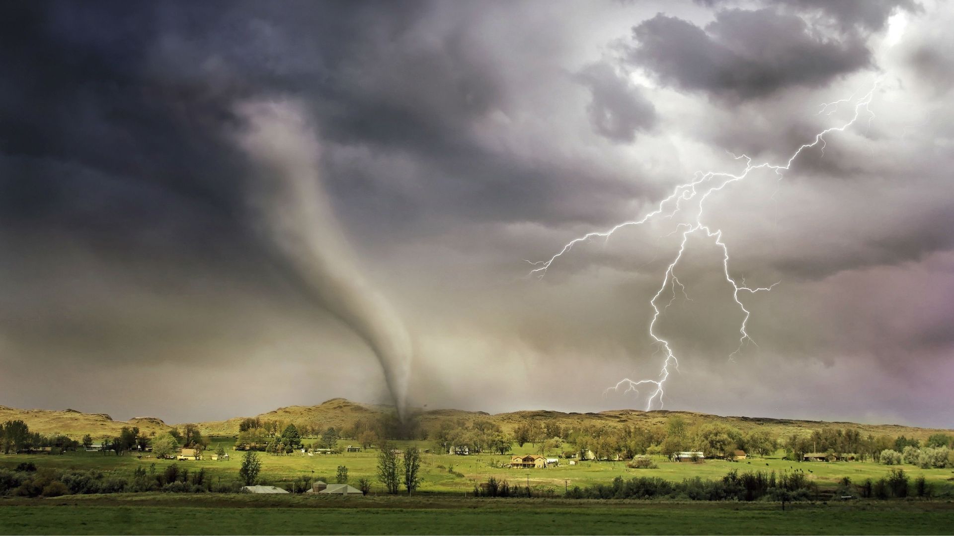 Tornado (Image via Pexels/Ralph W. lambrecht)