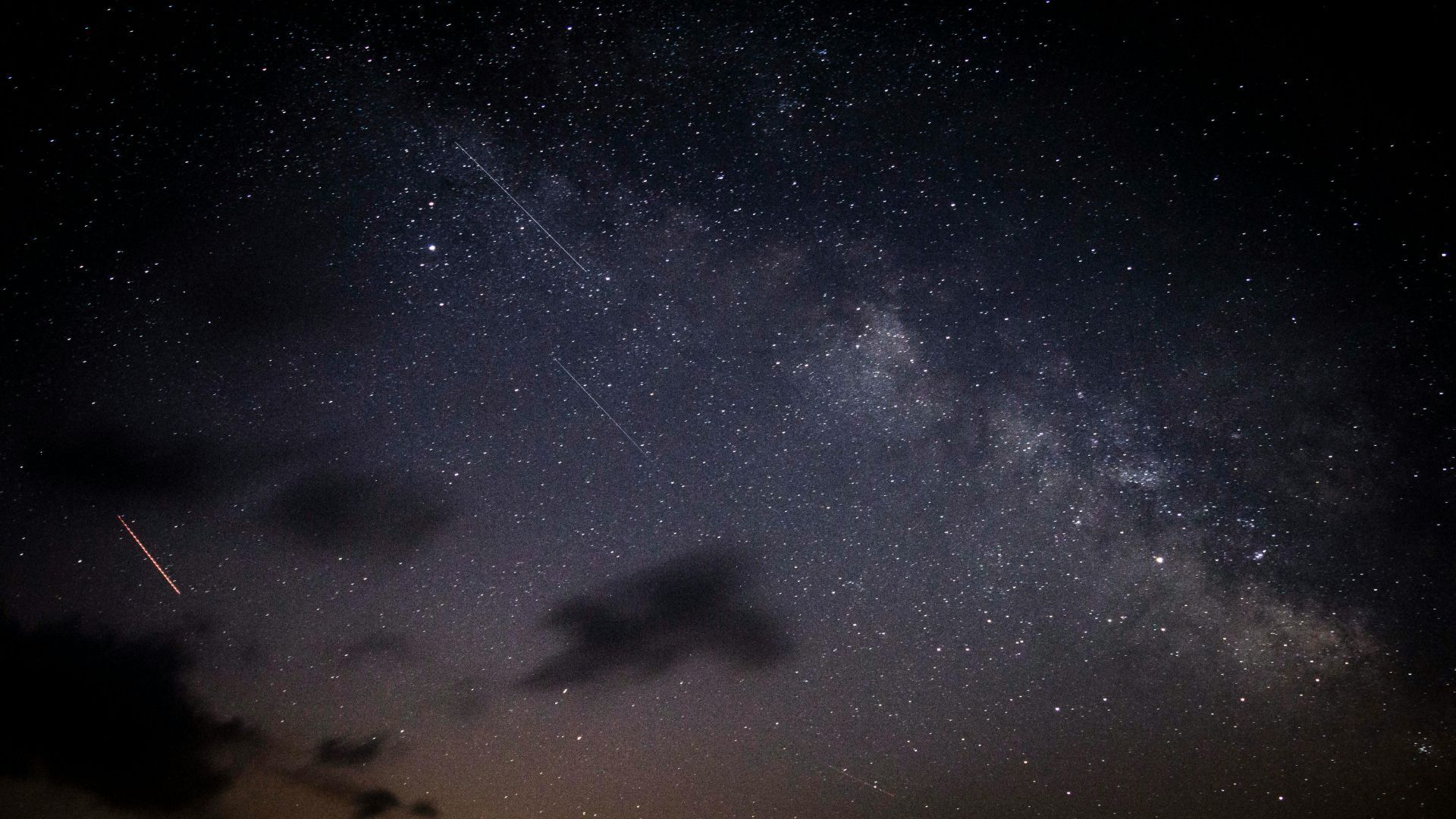 Meteor Shower (Image via Pexels/Vittorio Staffolani)