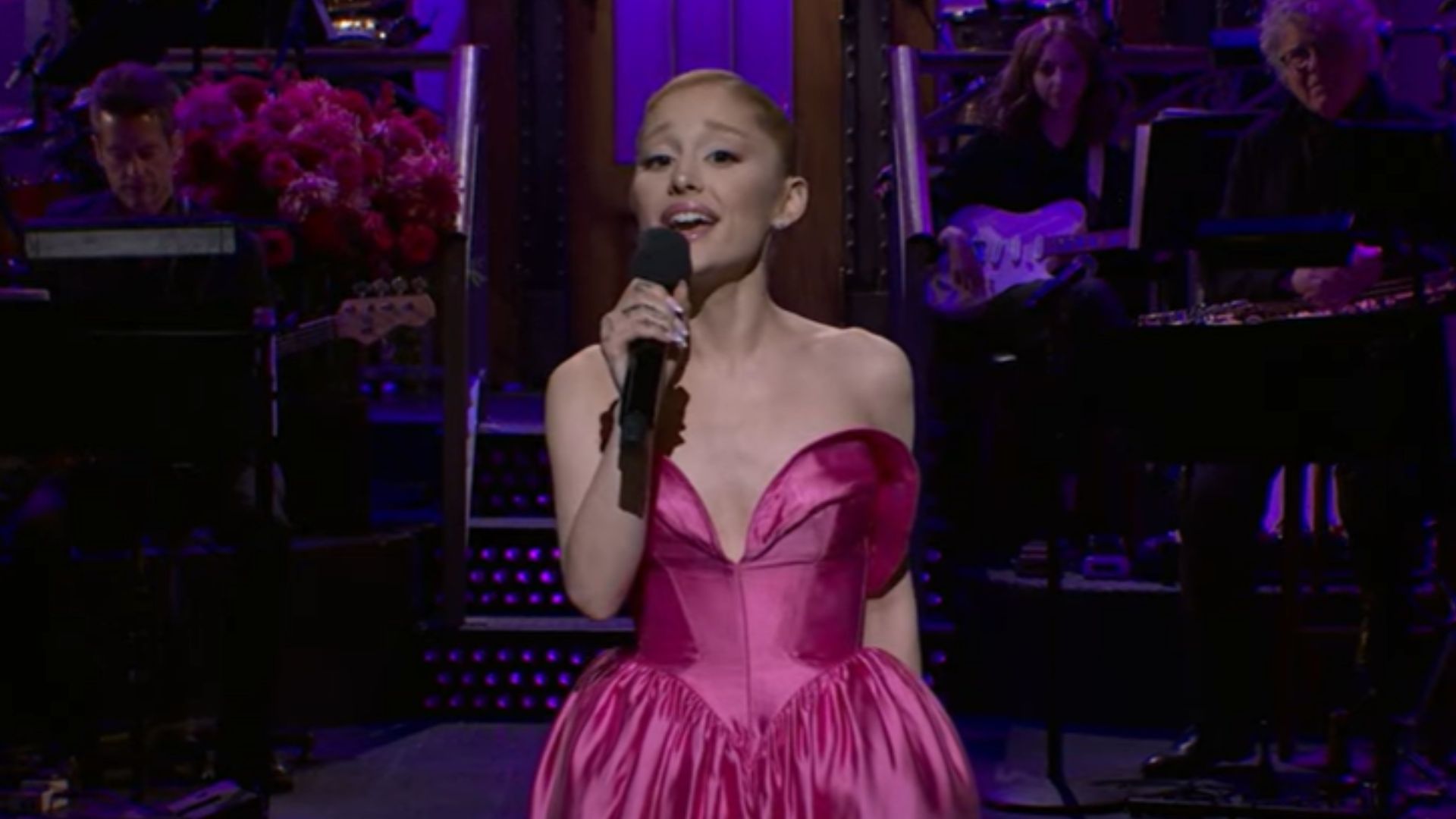 Ariana Grande in SNL (Image via SNL)