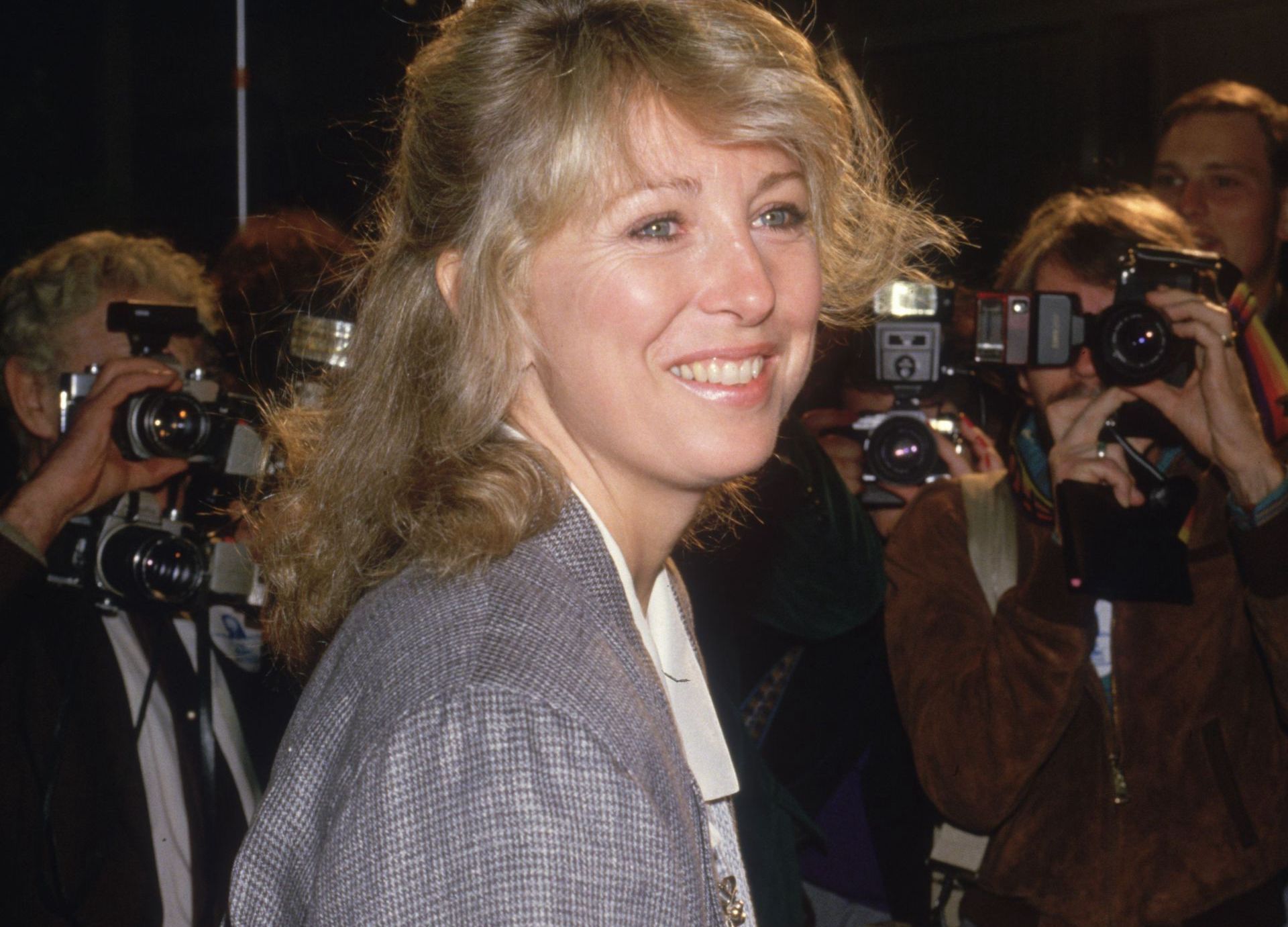 Teri Garr in 1982, flashing her signature smile for photographers. (Image via Getty/Fotos International)