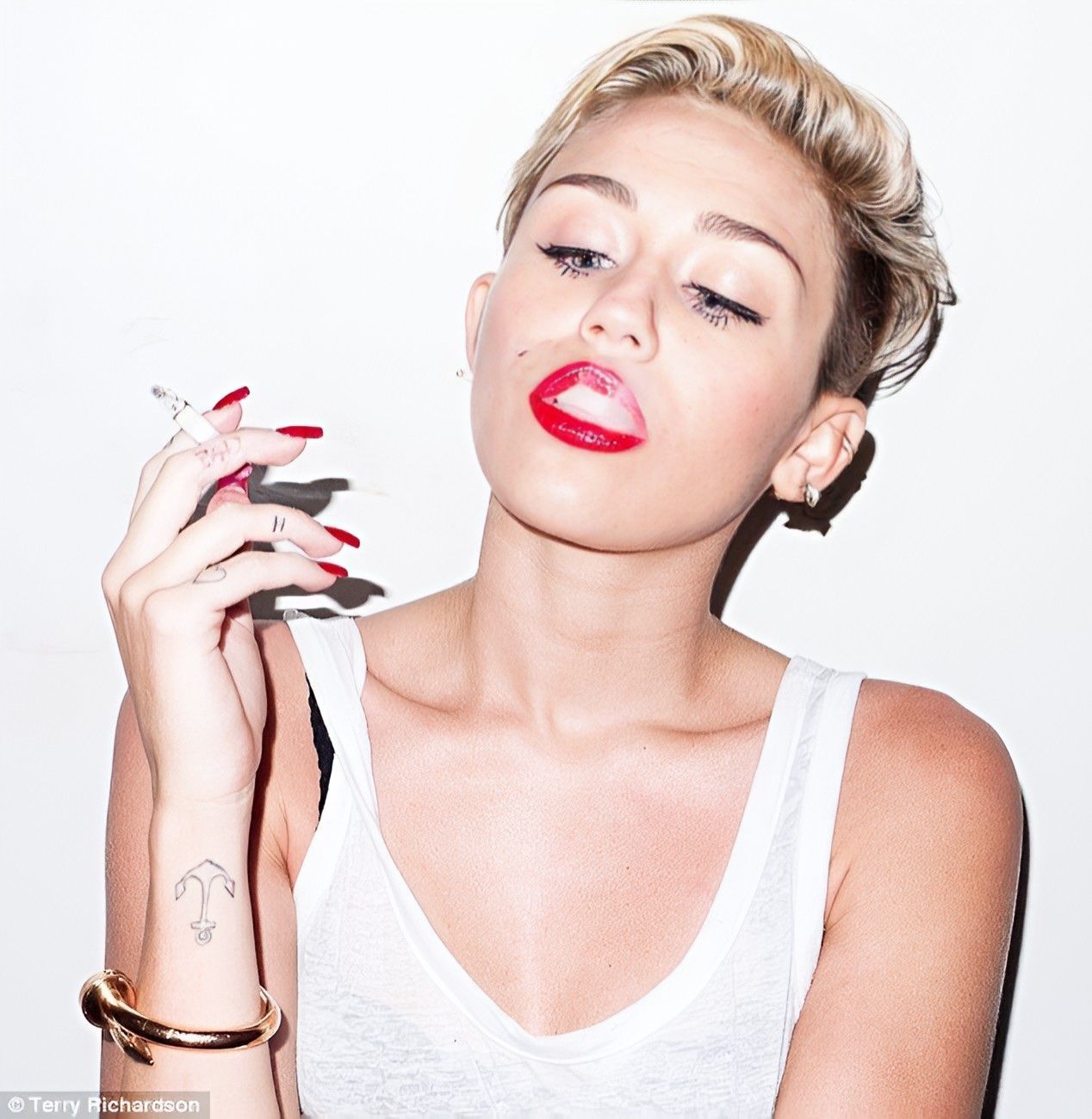 20 Celebrities who smoke an absurd amount of cigarettes