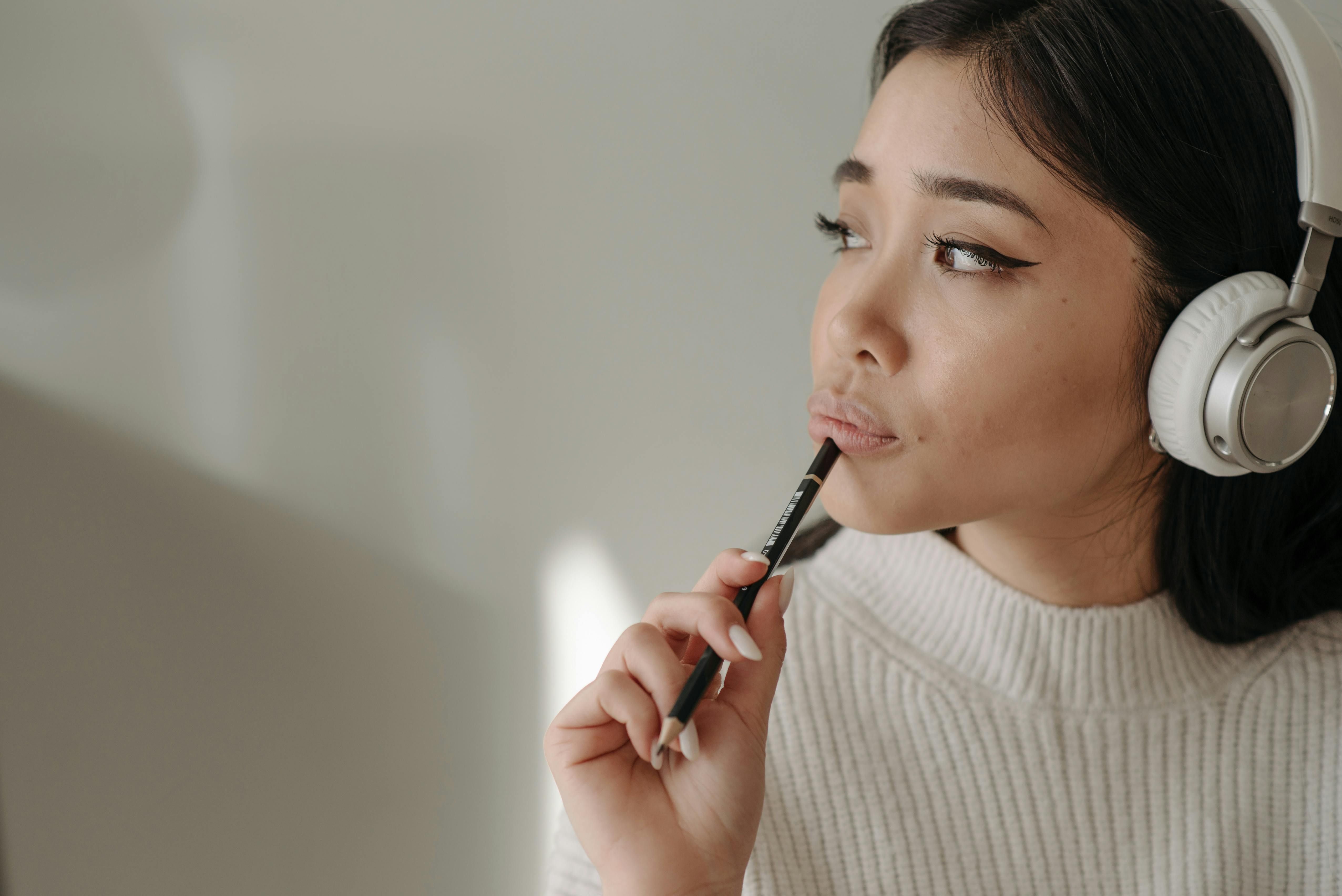 You can also add a mascara or liner to the &#039;clean girl&#039; makeup aesthetic. (Image via Pexels)