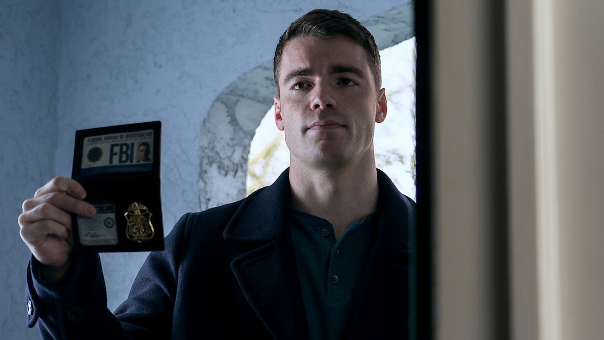 Gabriel Basso as Peter Sutherland (Image Source: Netflix)