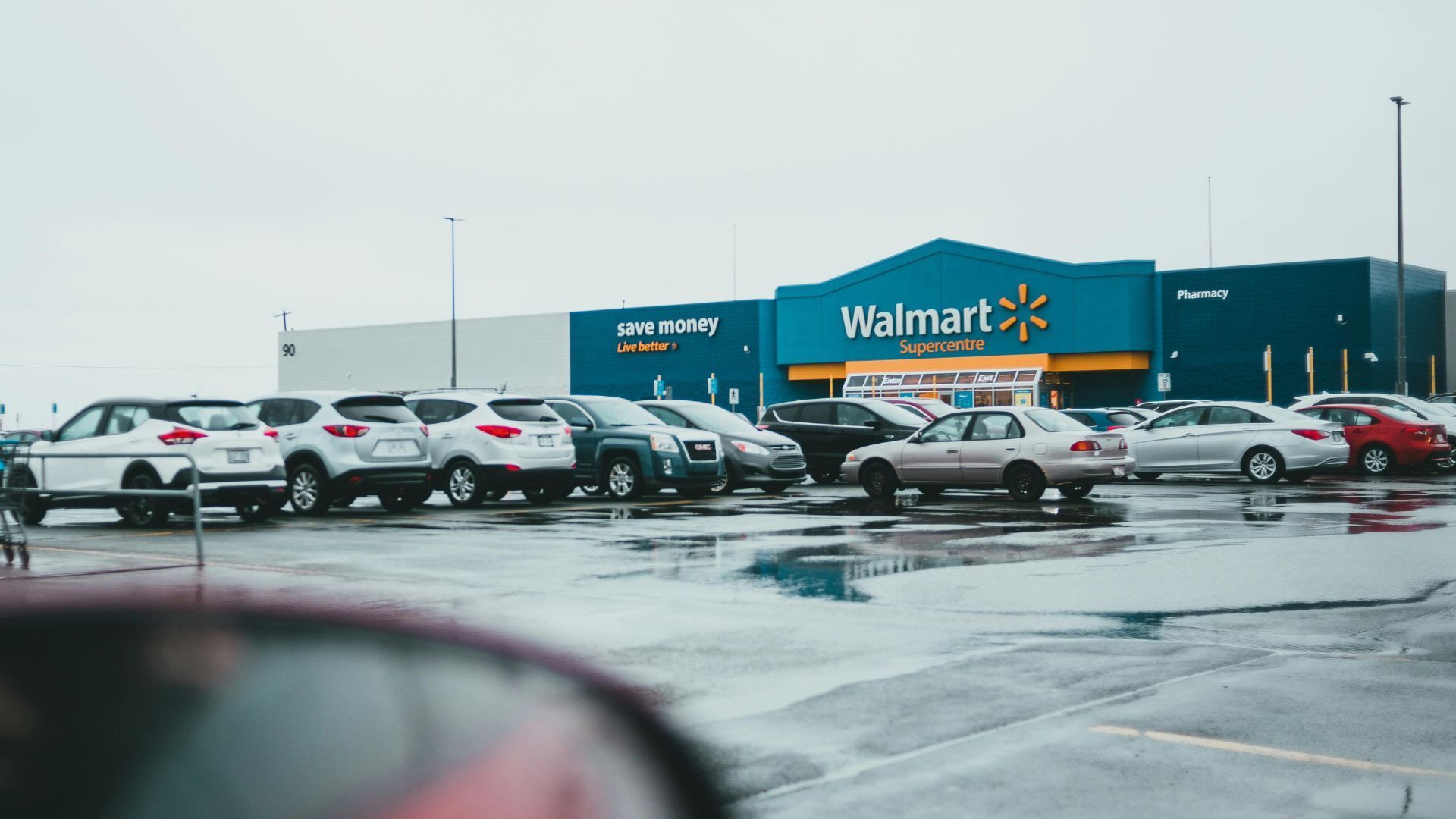 Walmart (Image via Pexels/Erik Mclean)