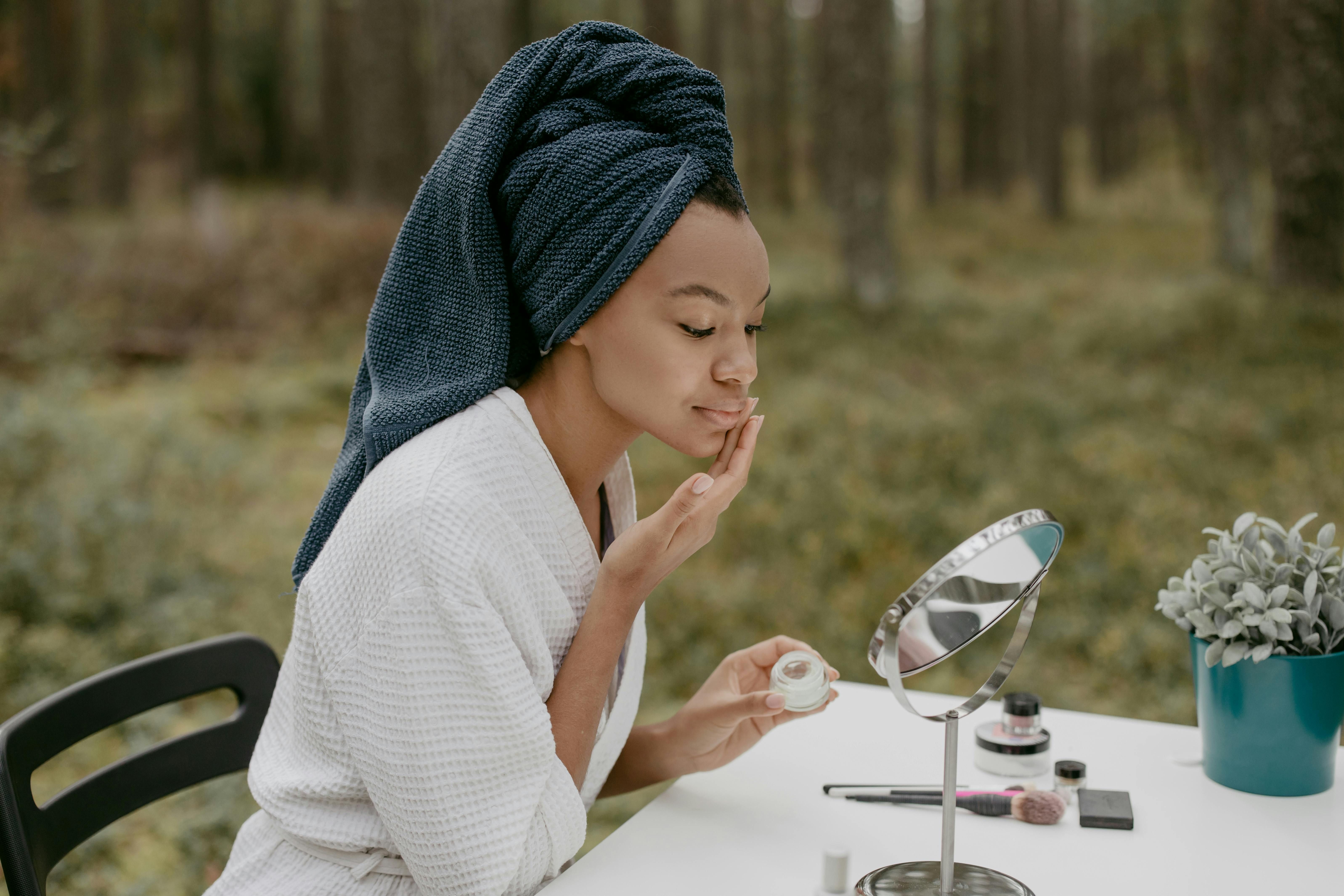 Sometimes, no makeup look is the only makeup you need. (Pexels/Cottobro)