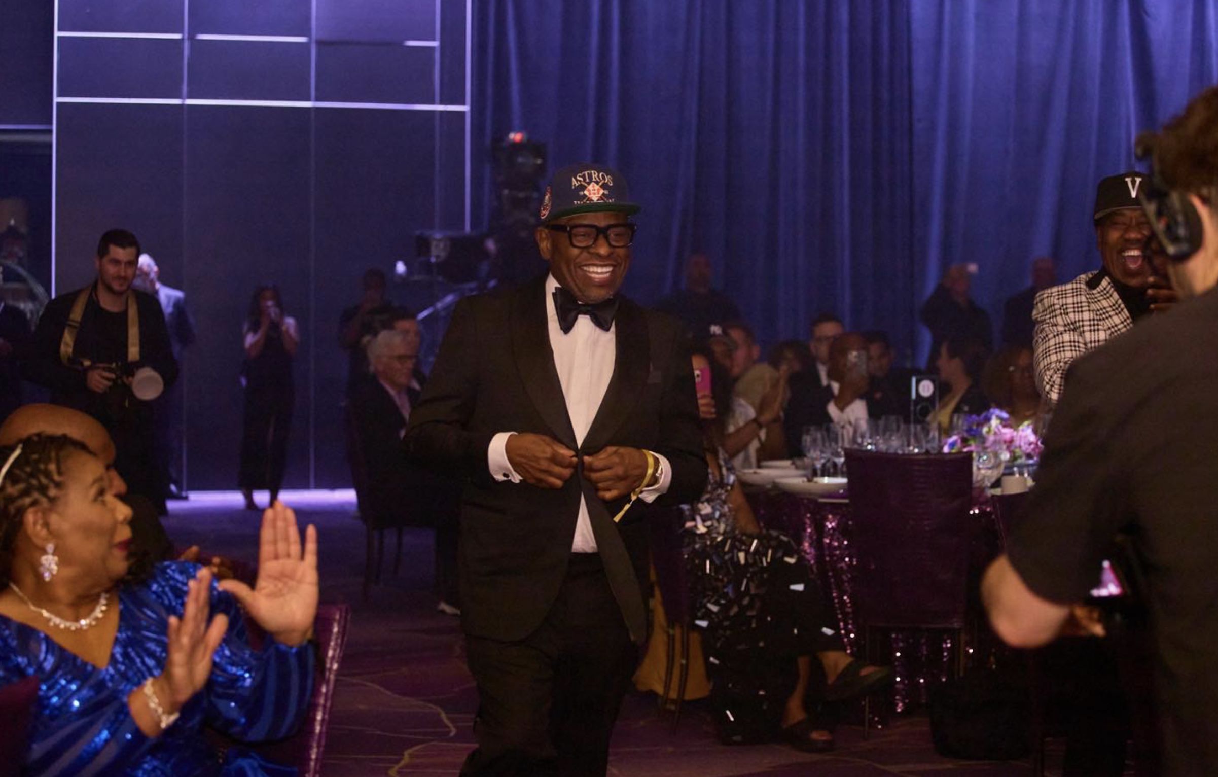 Rapper Scarface walks down to collect his award at the 2025 Grandmaster Awards in Las Vegas, 6 weeks after having open heart surgery (Image via Instagram/@brothermob)