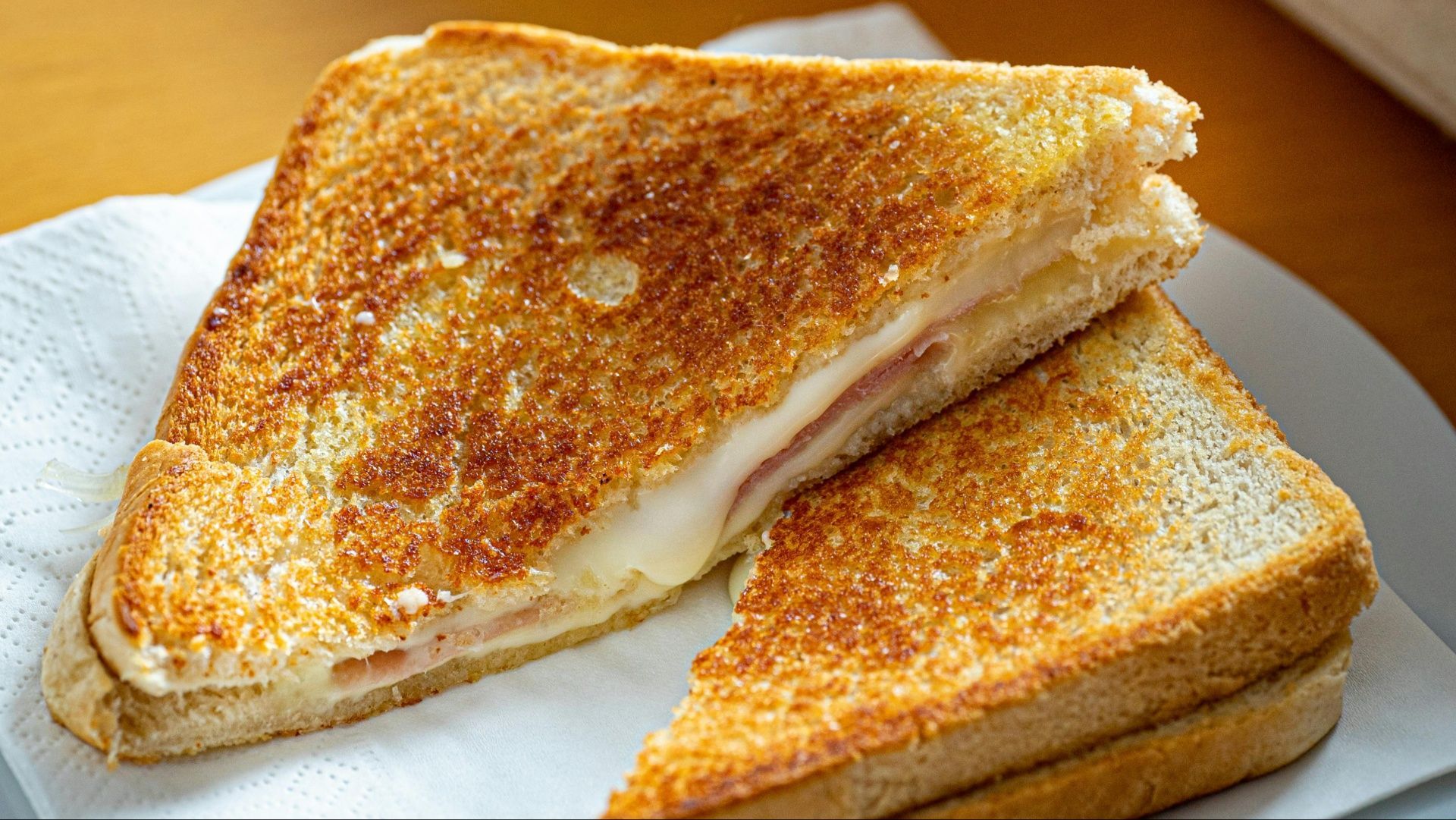 Savory Bologna and Cheese grilled sandwich (Image via MikeGz/Pexels)