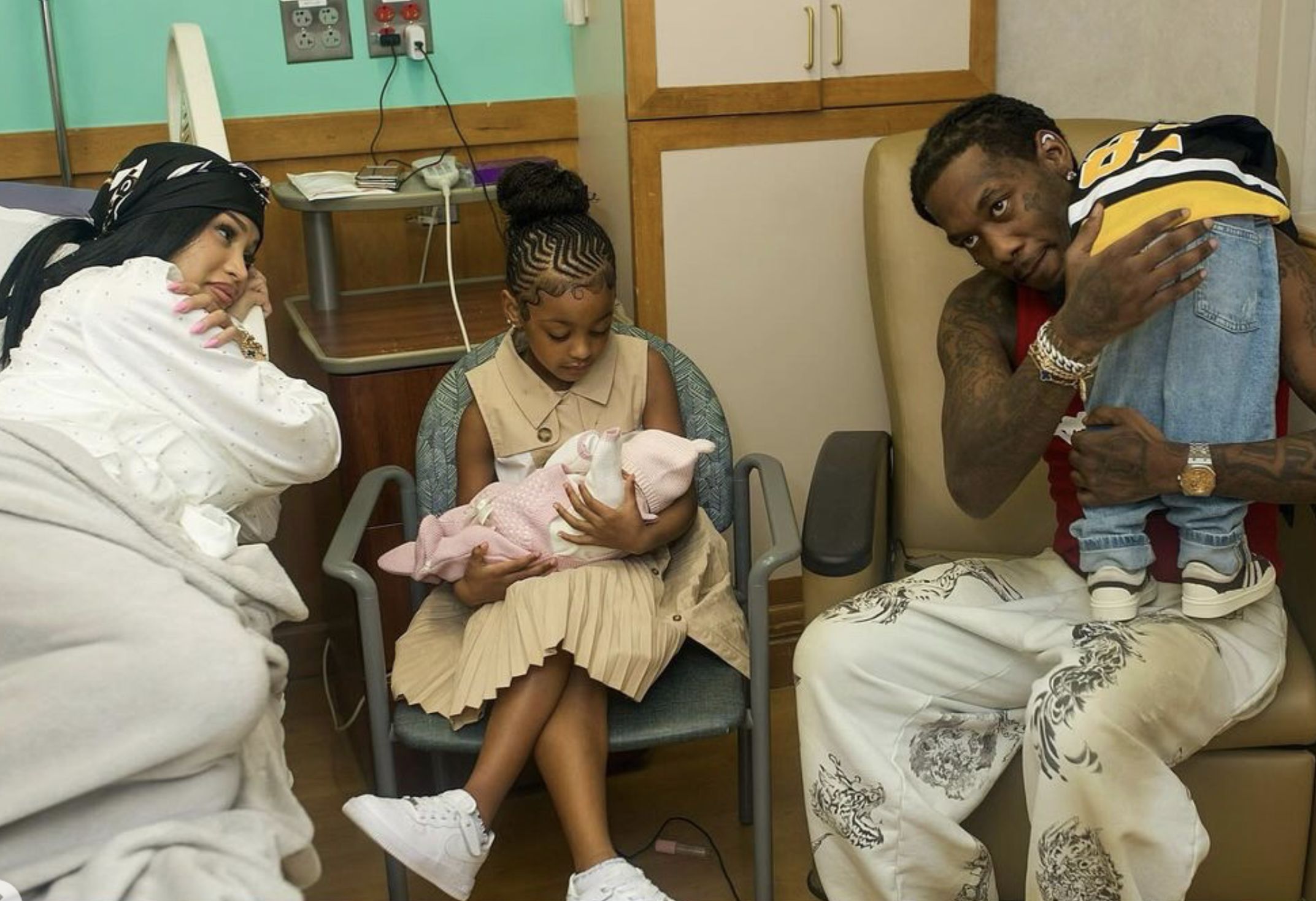 Cardi B, Offset, and their three children (Image via Instagram/@iamcardib)