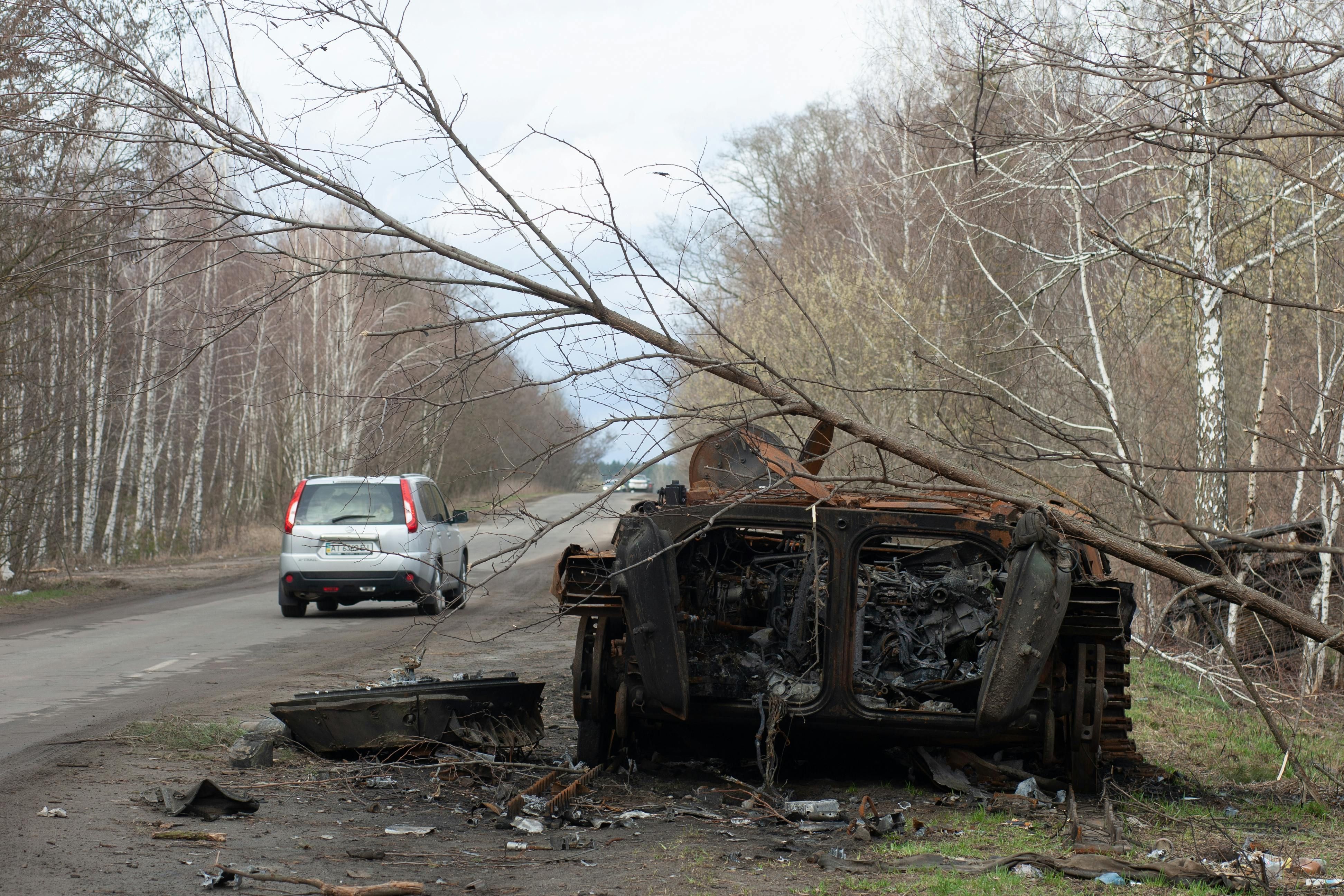 Burnt Car on a Roadside (Image via / Pexels)