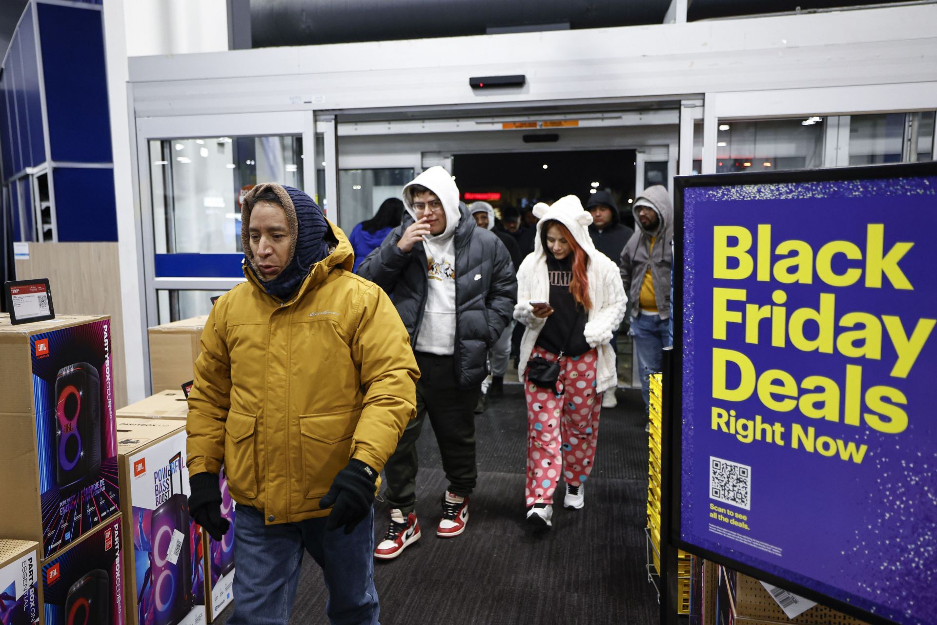 Shoppers Look For Deals On Black Friday As Holiday Shopping Season Begins - Source: Getty