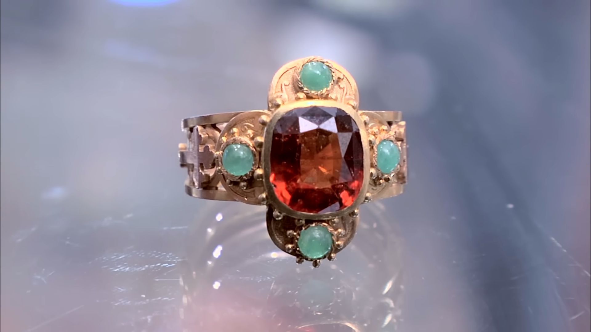 The antique jewelry mistake involved cubic zirconia, not diamonds (Image via YouTube/Pawn Stars)