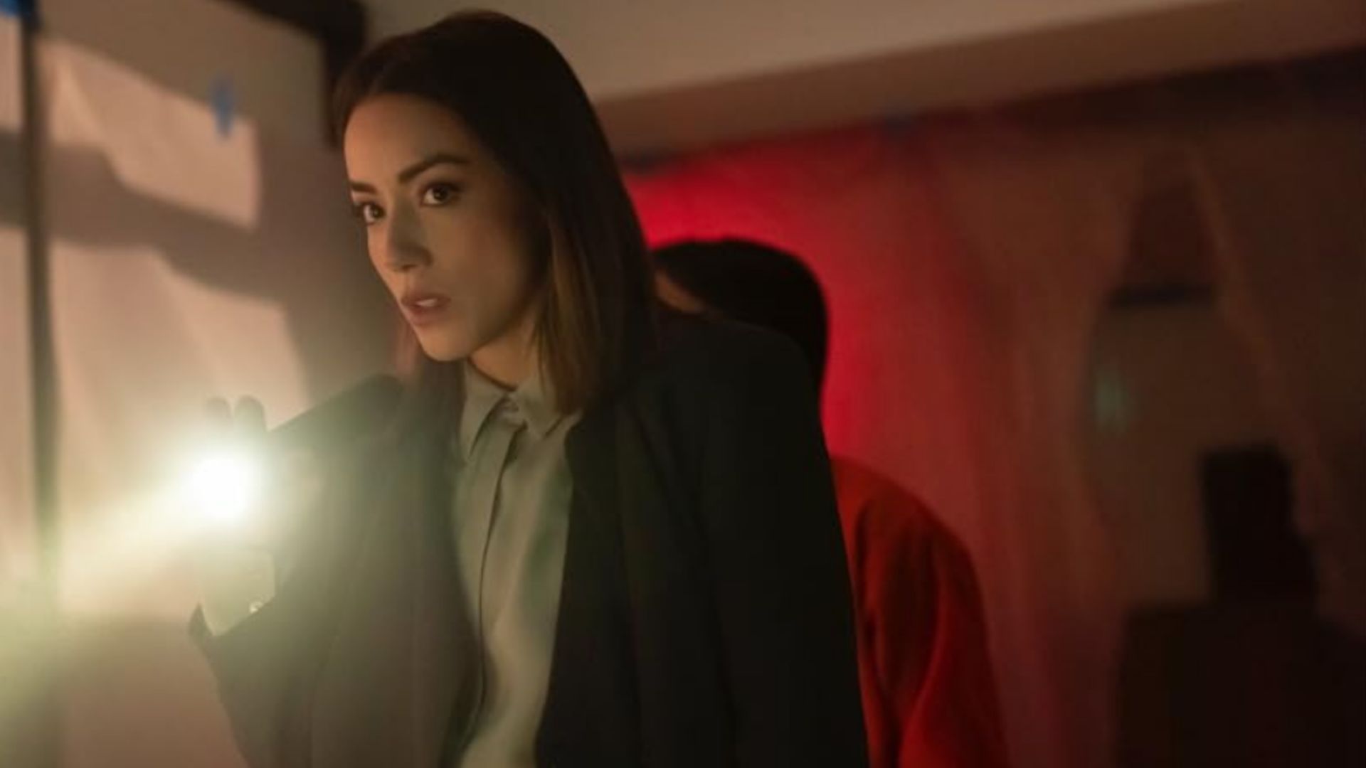 Chloe Bennet as Detective Lana Lee (Image via Hulu)