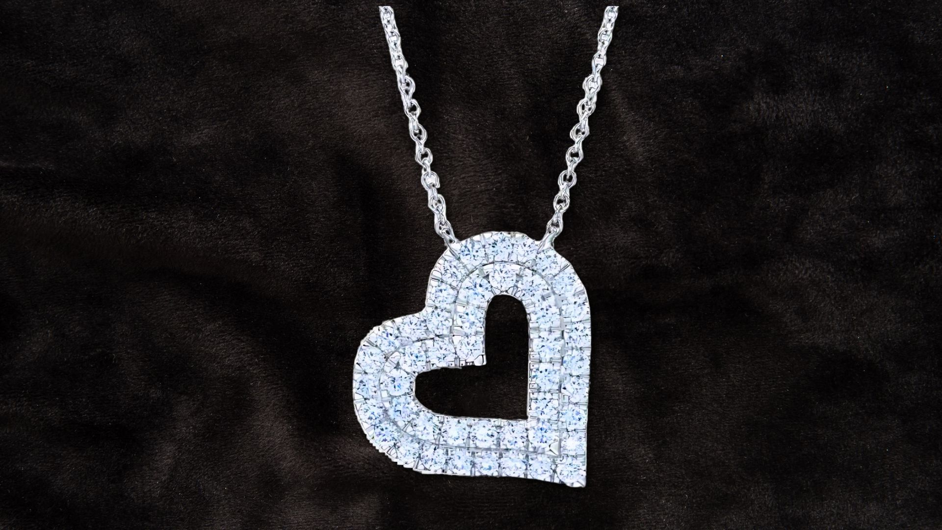 Round Brilliant 1.00 ctw VS2 Clarity, I Color Diamond 14kt White Gold Heart Pendant Necklace at $400 off (Image via Costco website)