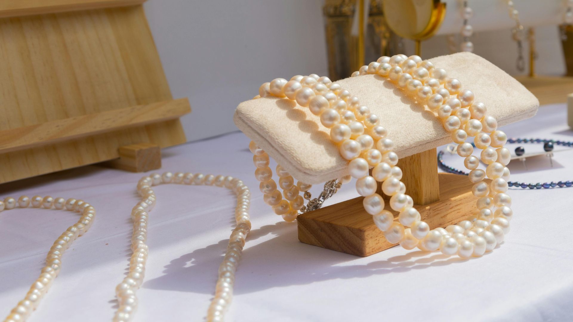 Pearl Necklaces in a Jewelry Store (Image via Pexels / Yusuf Kayode)