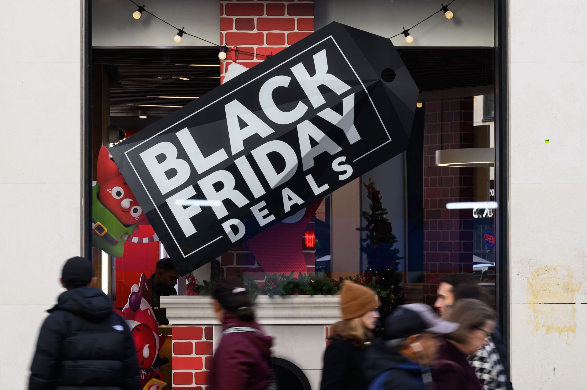 Black Friday Shoppers Hunt For Bargains Across The UK - Source: Getty