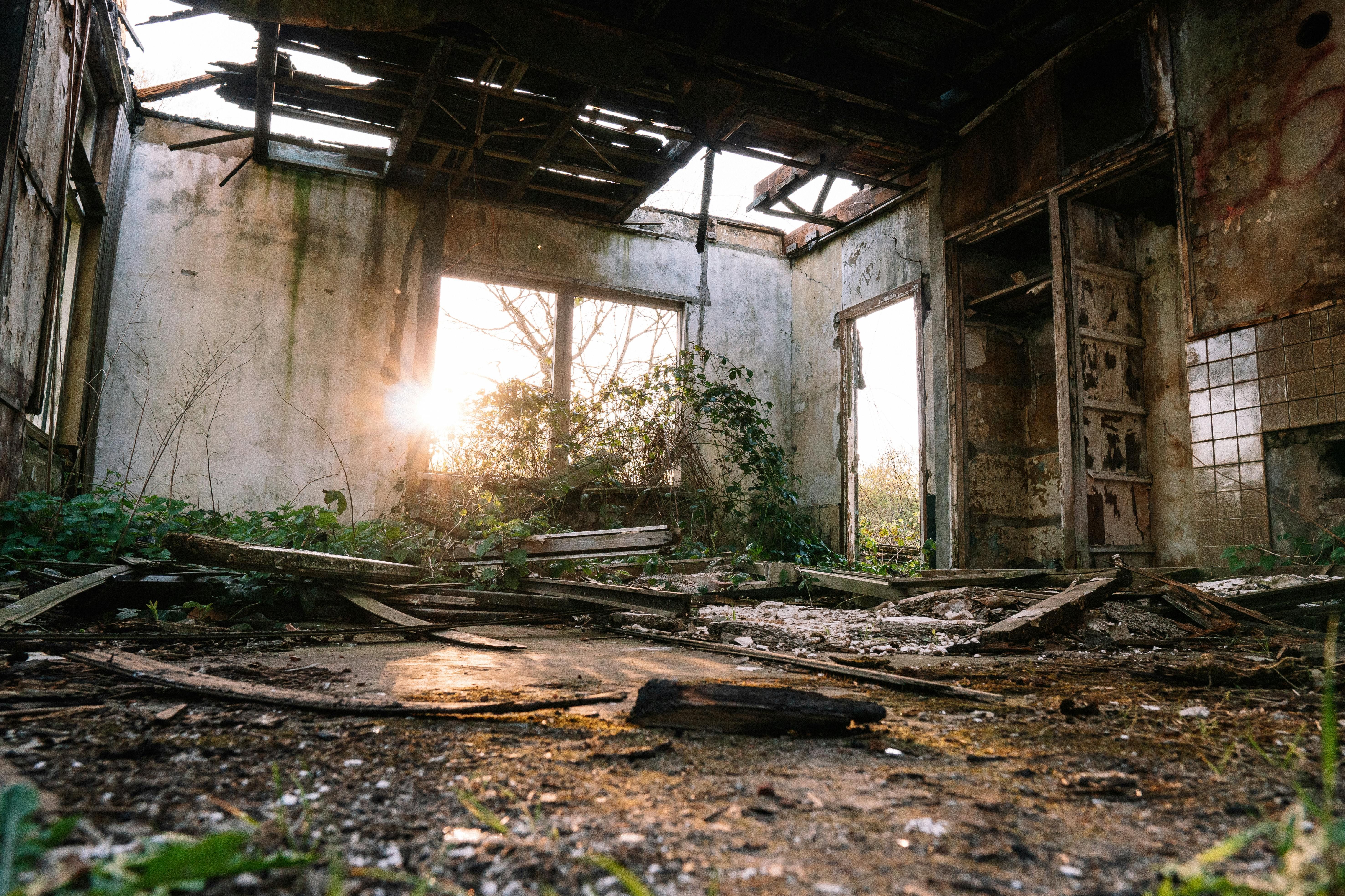 Remaining walls of ruined abandoned building (Image via Pexels)