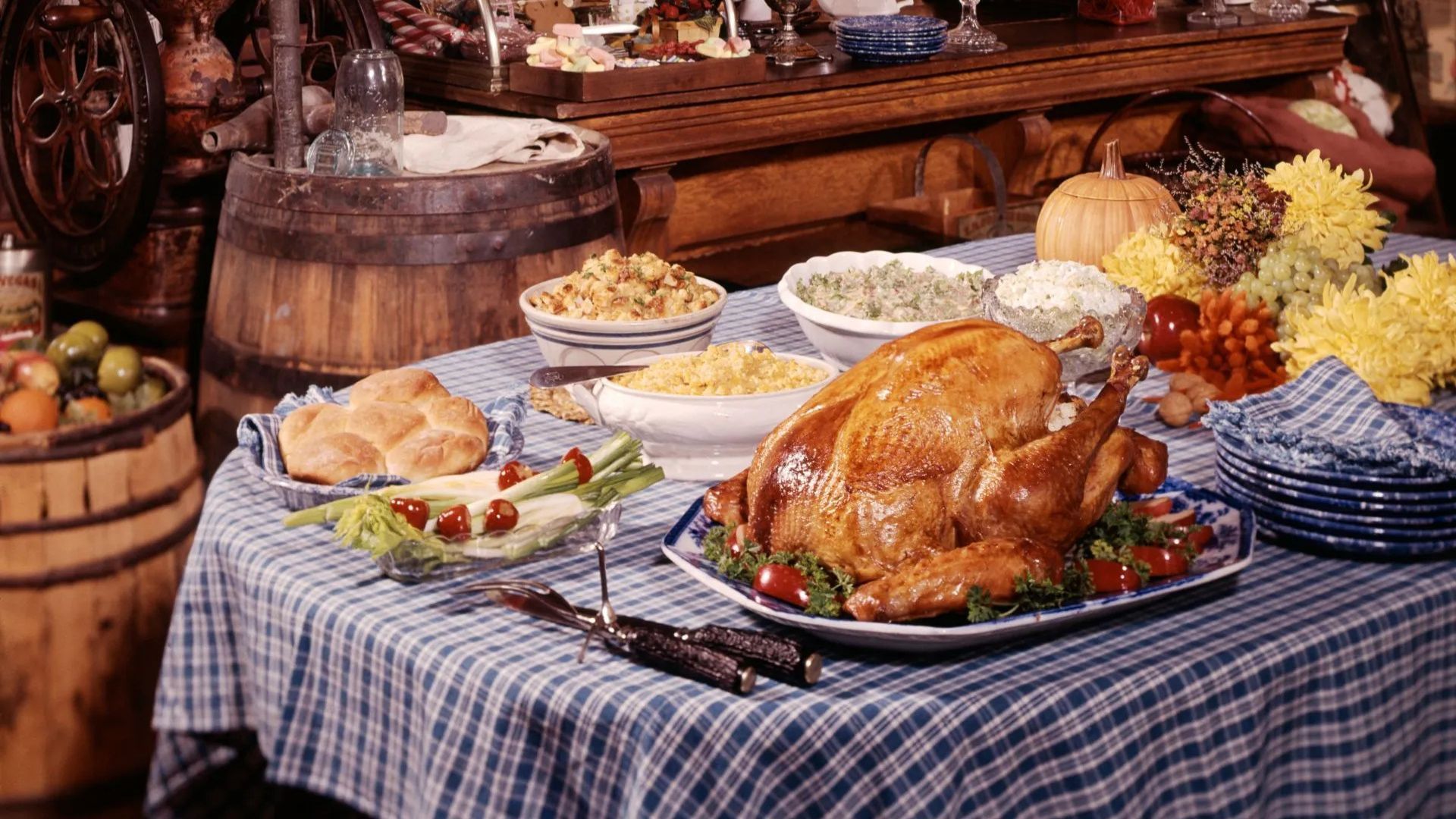 A Thanksgiving feast (Image via Getty)