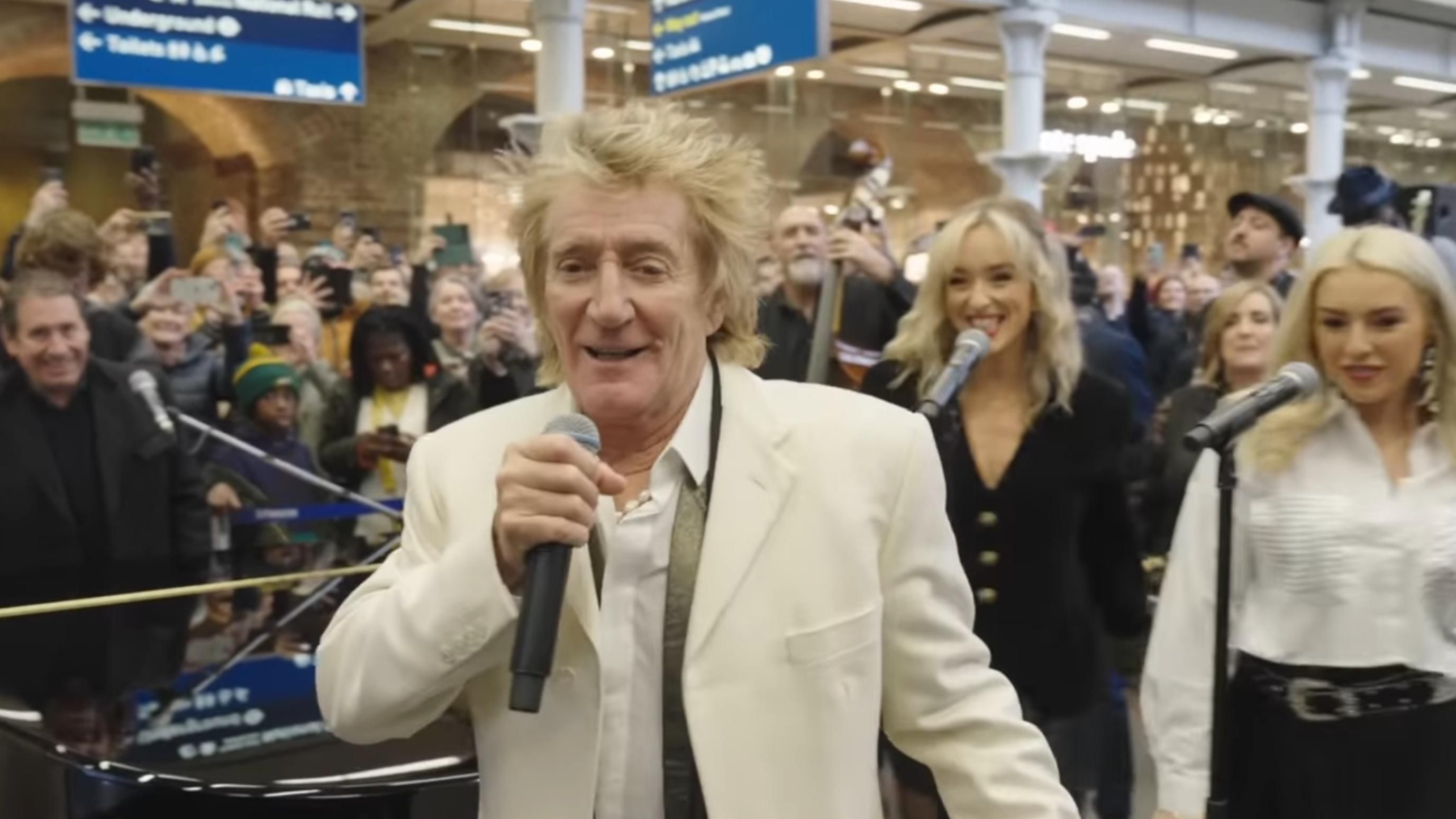 Rod Stewart | Image Source: Rod Stewart via YouTube