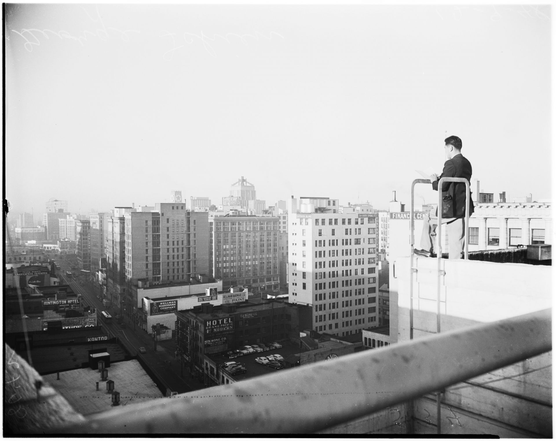 Smog at Cecil Hotel, 1948 - Source: Getty