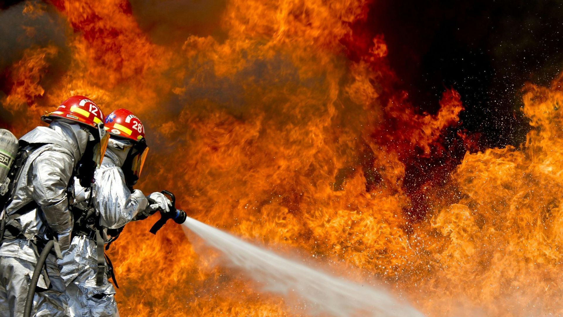 Men fighting forest fire (Image via Pexels/Pixabay)