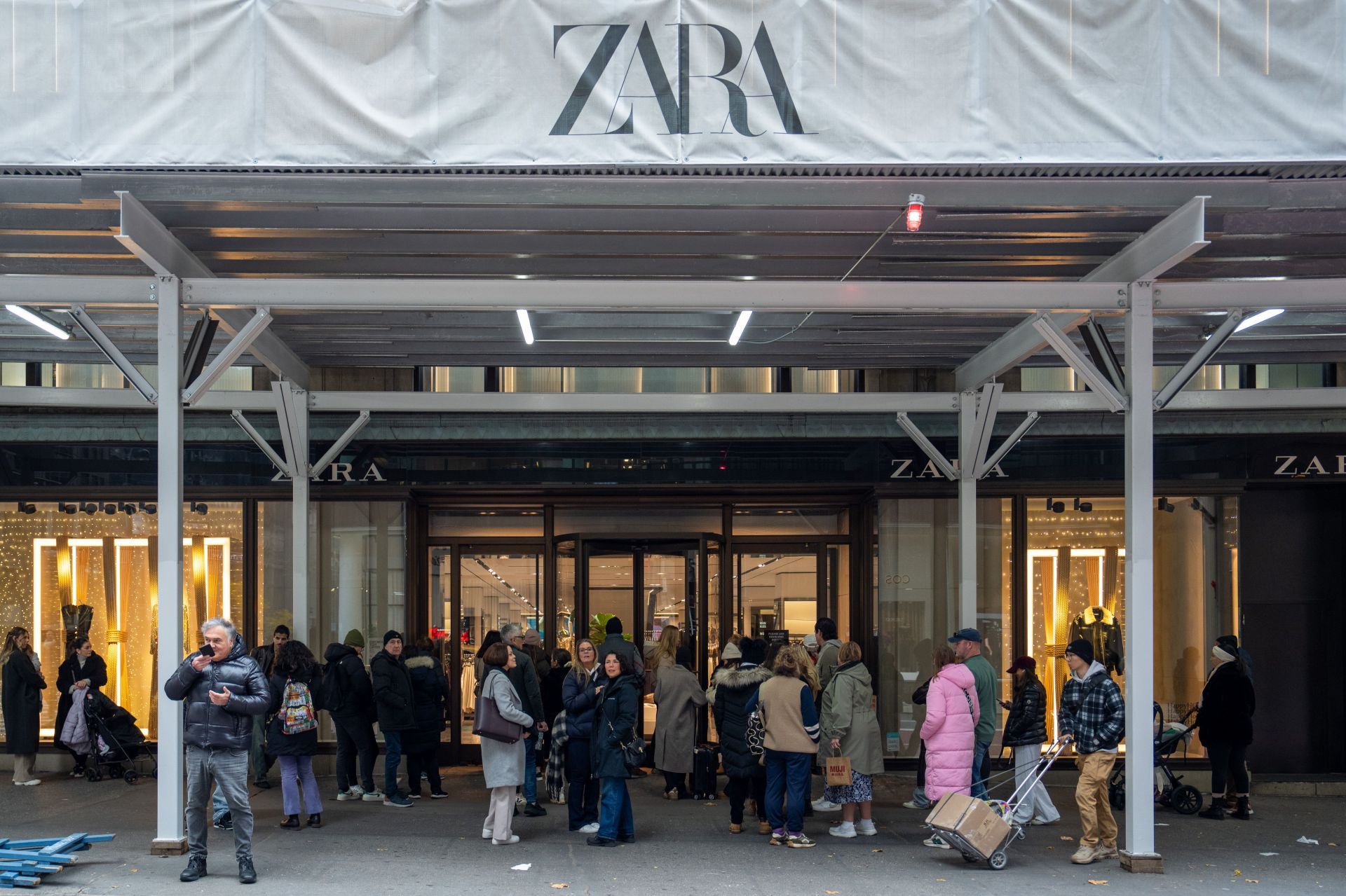 Shoppers Look For Deals On Black Friday As Holiday Shopping Season Begins - Source: Getty