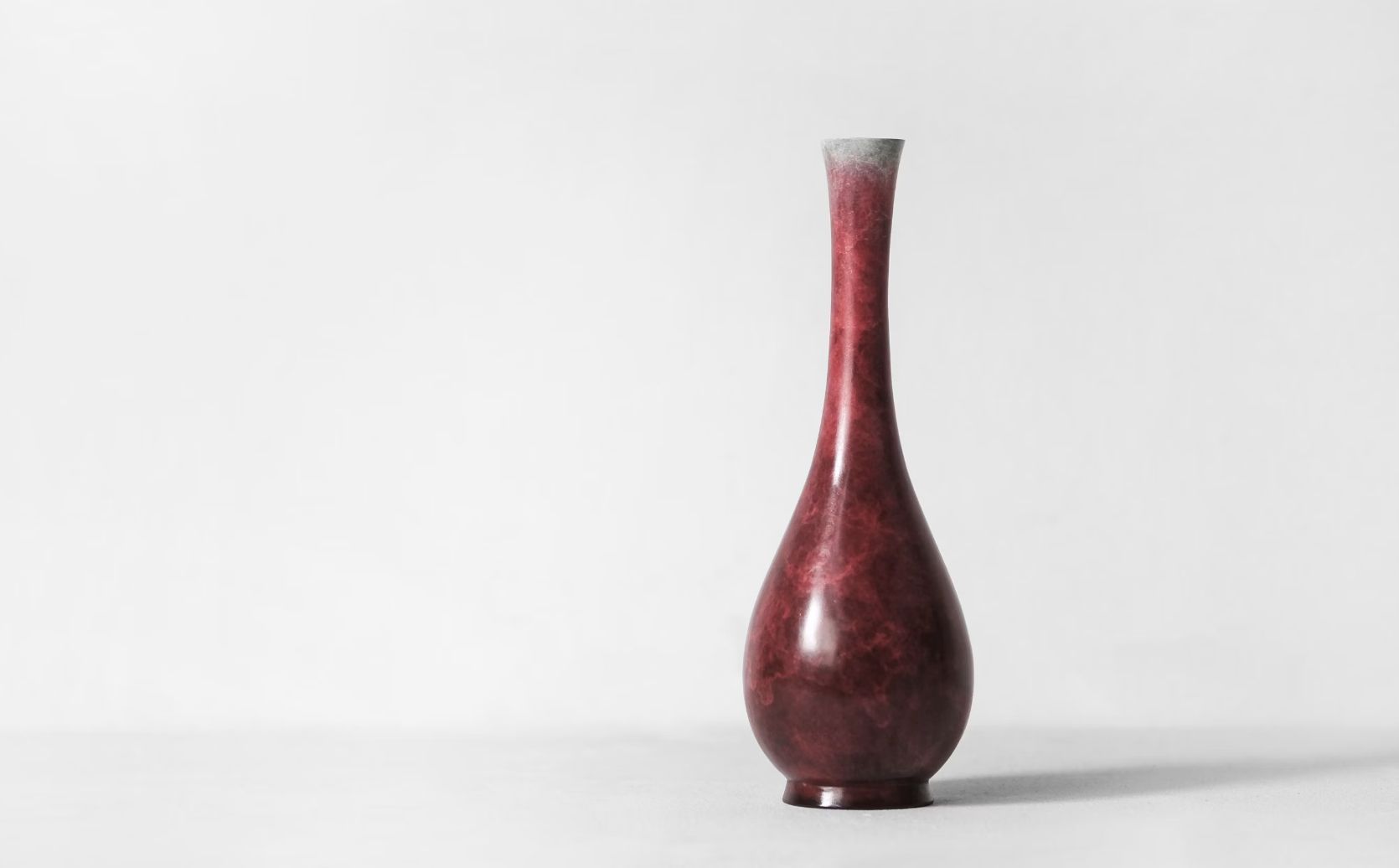 The high-value vase had hidden flaws that diminished its worth (Image via Unsplash)