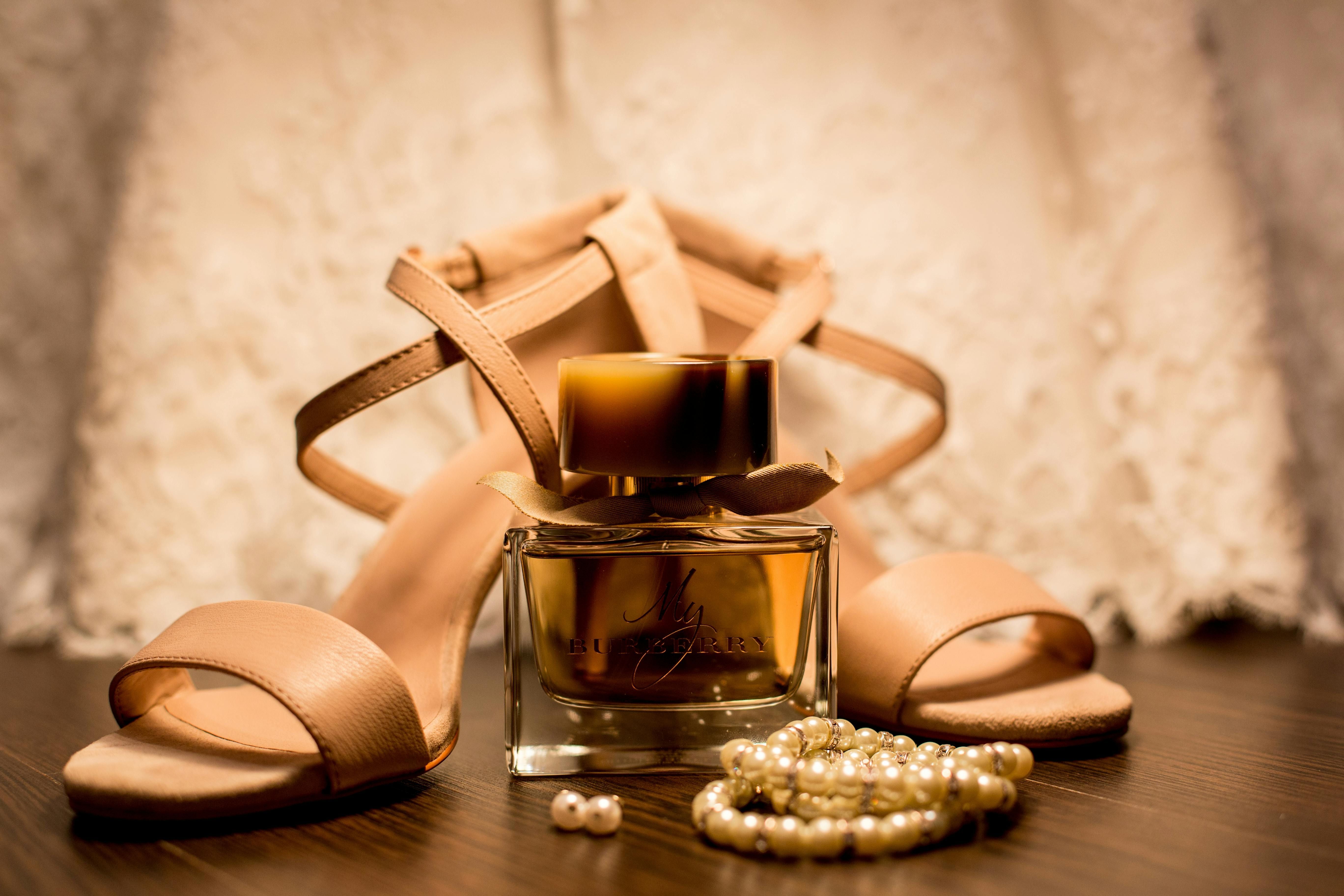 What criteria help you decide which perfume you want to buy? (Image via Pexels/ Rovenimages)