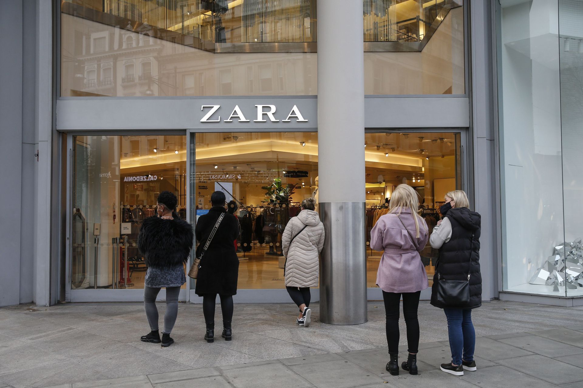 Christmas Shoppers In London