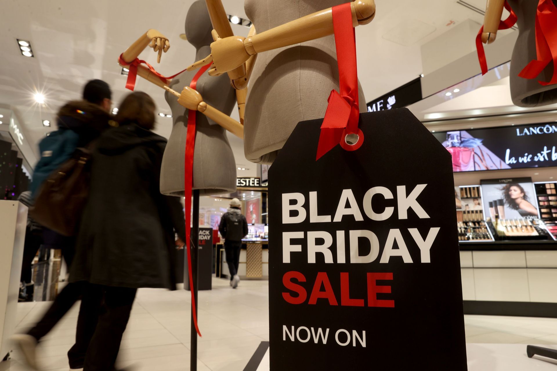 Shoppers In Toronto On Black Friday - Source: Getty