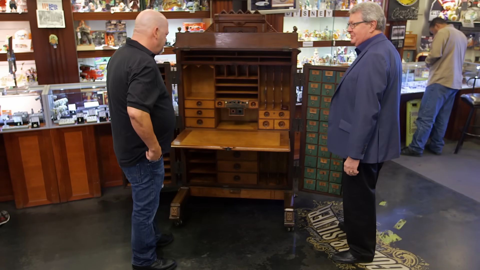 Antique furniture was misrepresented as a valuable antique piece (Image via YouTube/Pawn Stars)