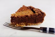 Peanut butter chocolate pie (Image via Getty)