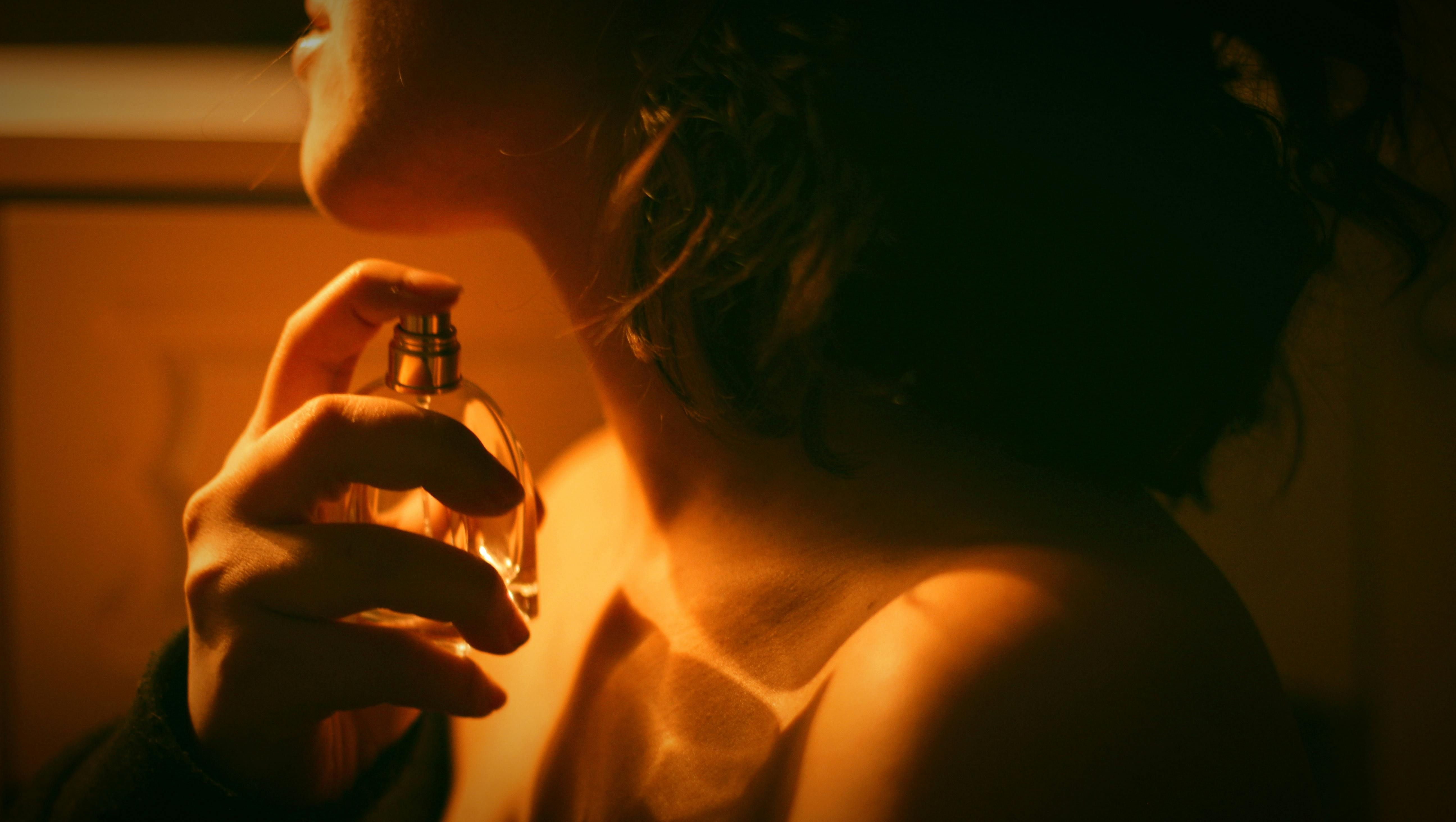 With so many fragrances for women, here is our list of the sweetest-smelling ones. (Image via Pexels/ Zeyneb Alishova)