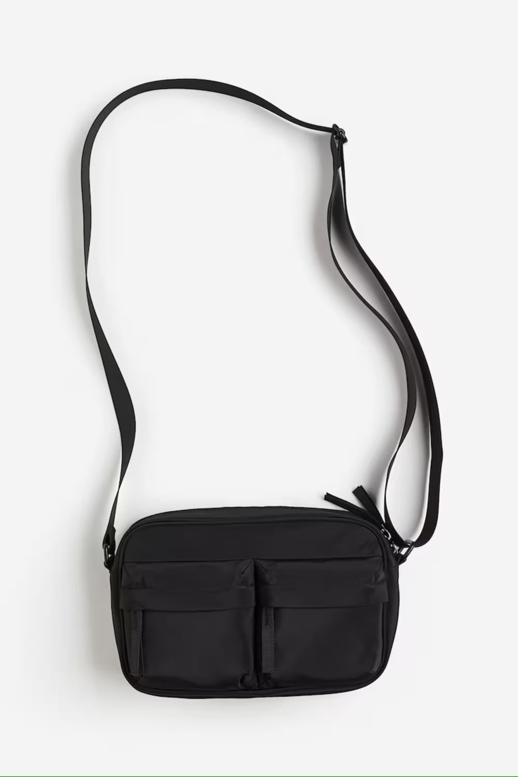 60% off on shoulder bag (Image via H&amp;M)