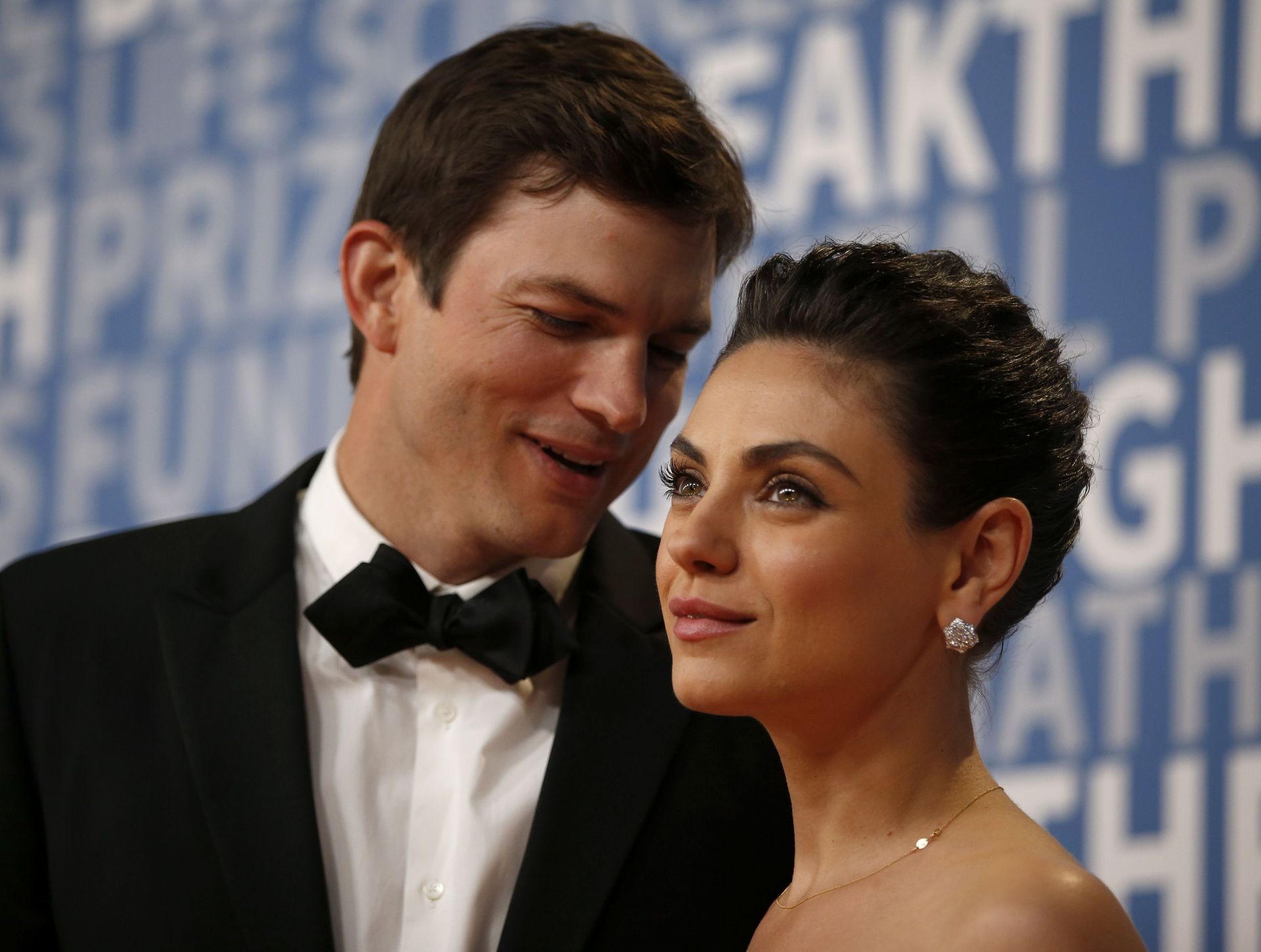 Actor Mila Kunis poses for a picture with her husband actress Ashton Kutcher on the red carpet (Nhat V. Meyer/Bay Area N - Source: Getty