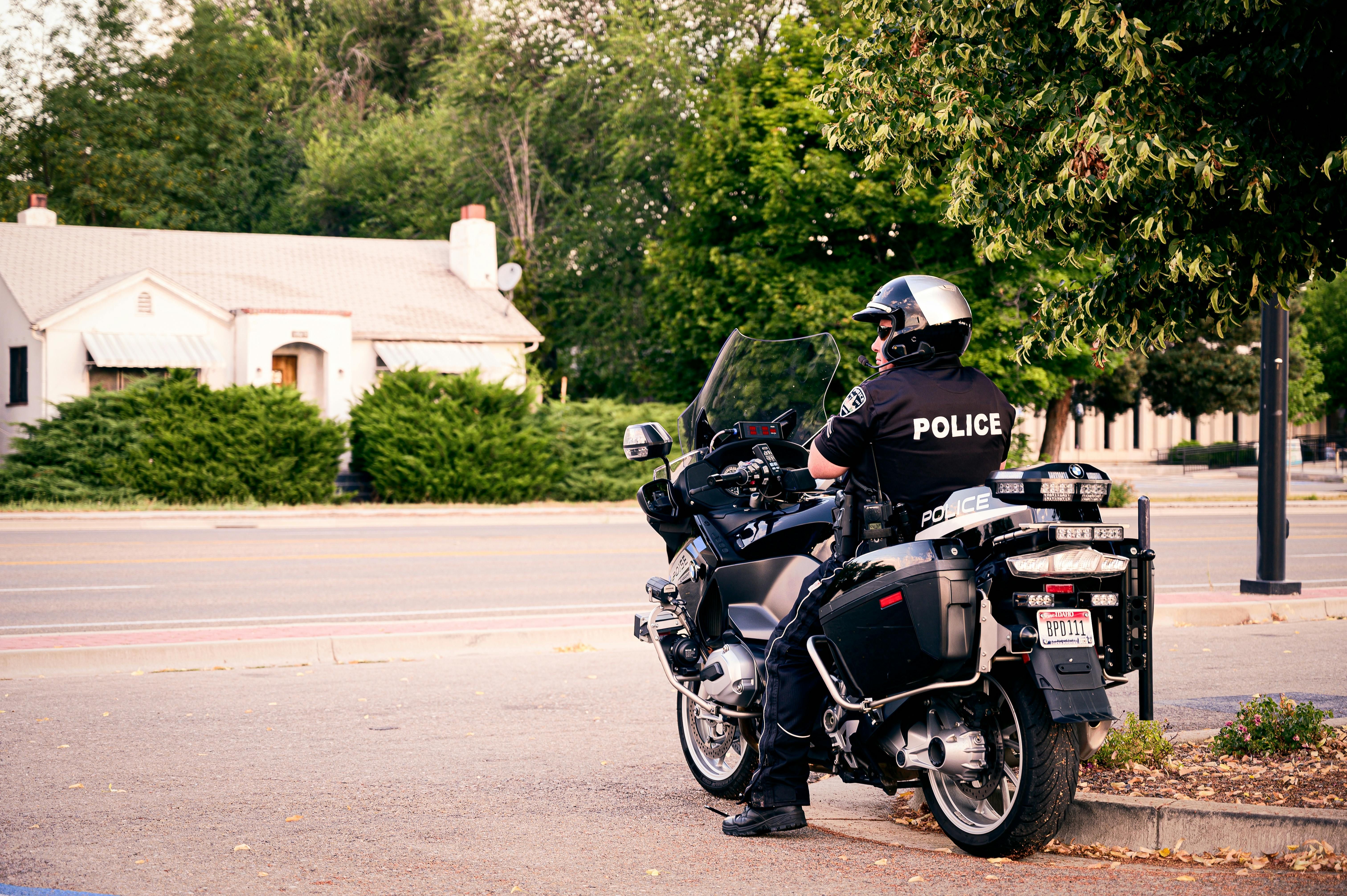 Police search (Image via Brett Sayles / Pexels)