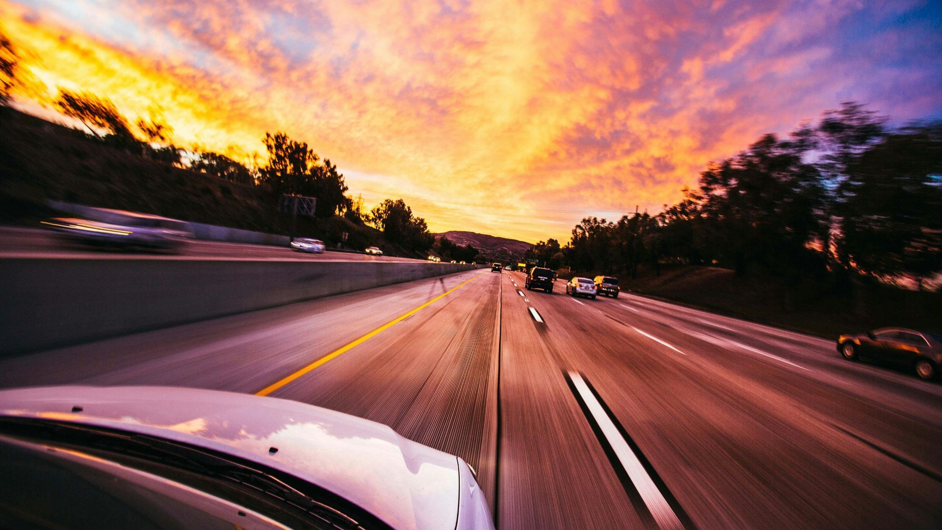 A vehicle in speed on a road (Image via Pexels/Taras Makarenko)