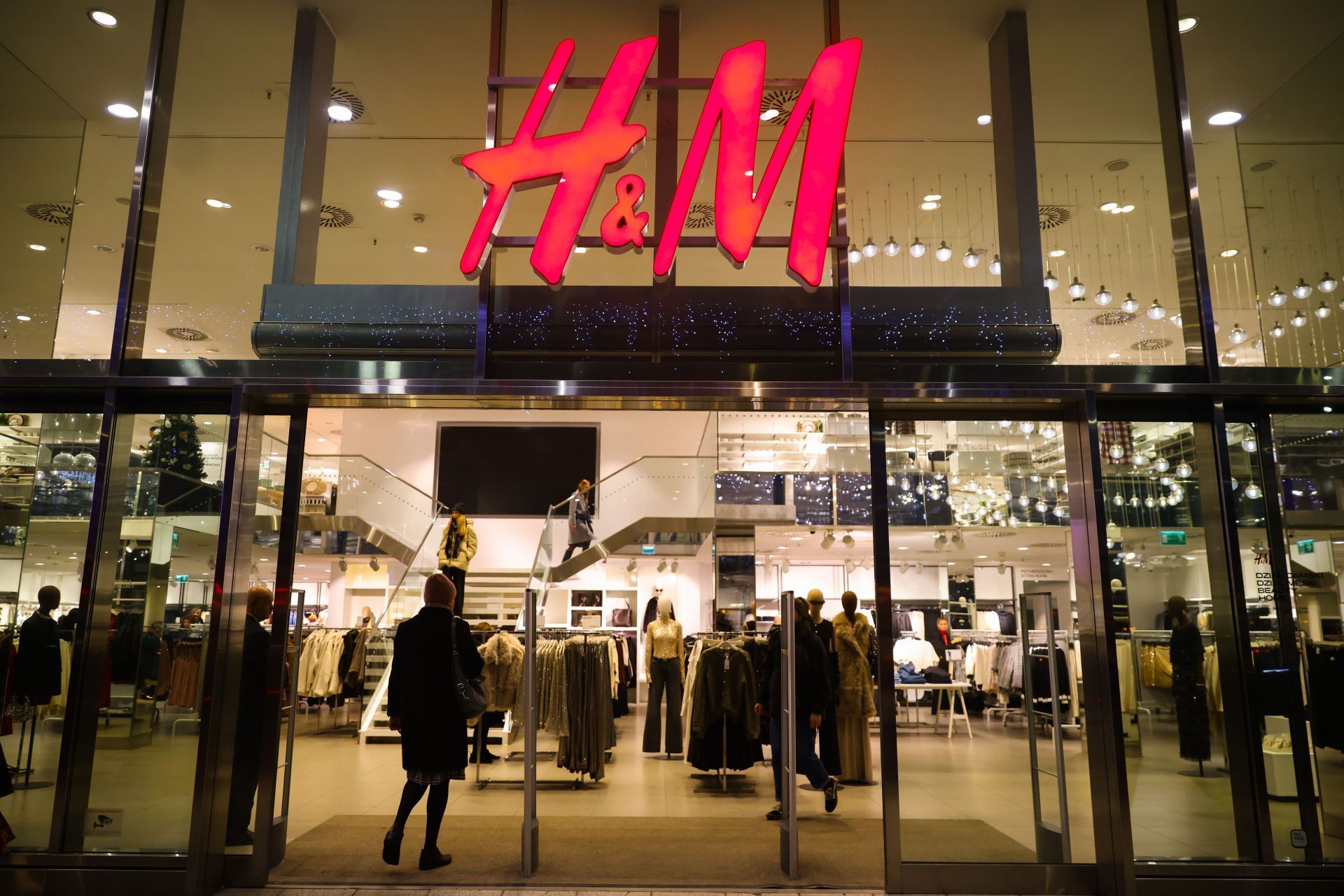 H&amp;M is giving flat 20% off for members. (Image via Getty)