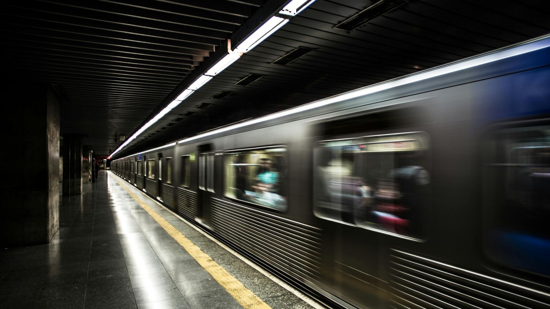 A metro station (Image via Pexels/Vin&iacute;cius Pimenta)